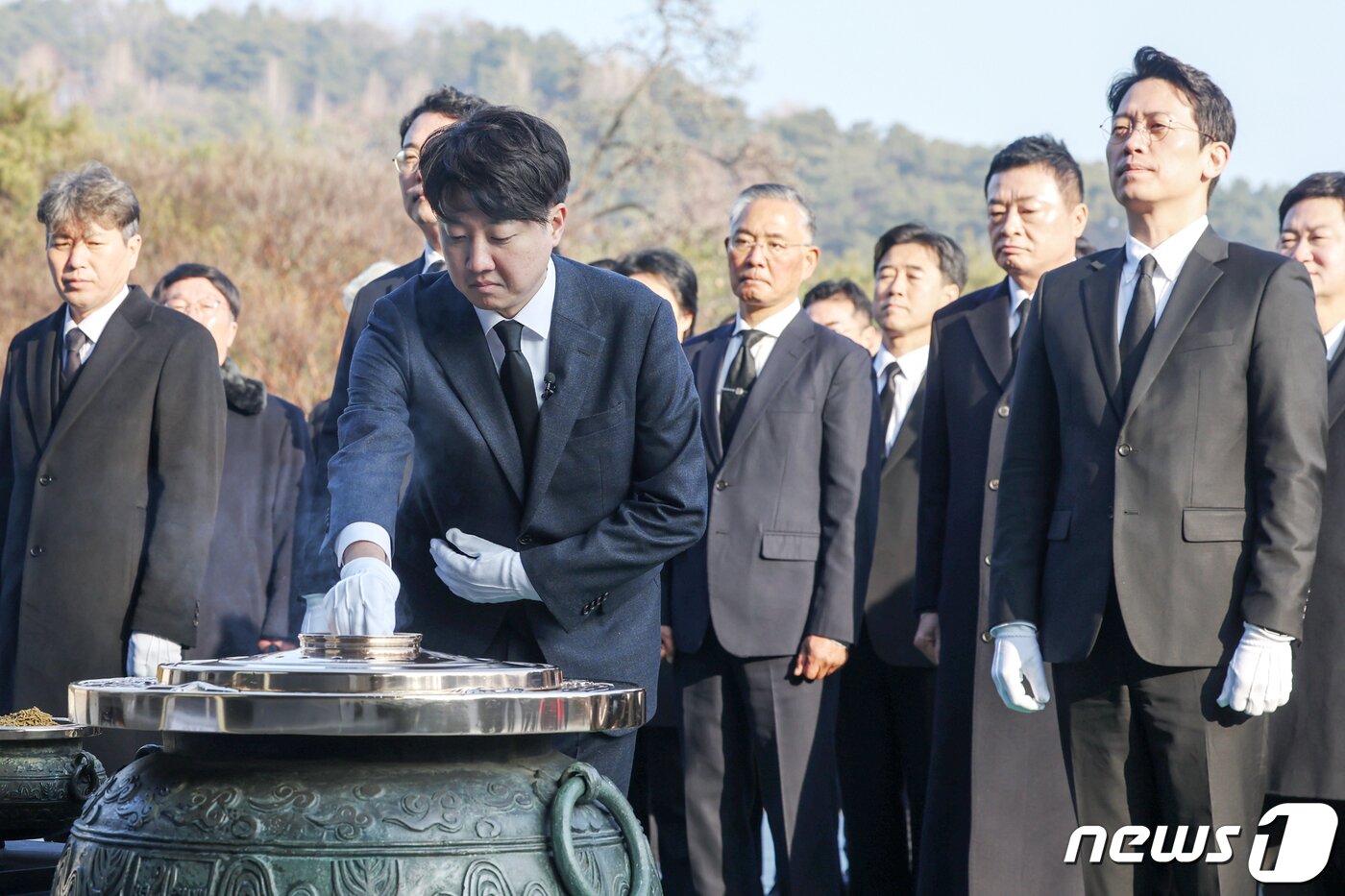 본문 이미지 - '개혁신당' 창당을 선언한 이준석 전 국민의힘 대표가 1일 오전 서울 동작구 국립서울현충원을 찾아 현충탑에 분향하고 있다. 2024.1.1/뉴스1 ⓒ News1 민경석 기자