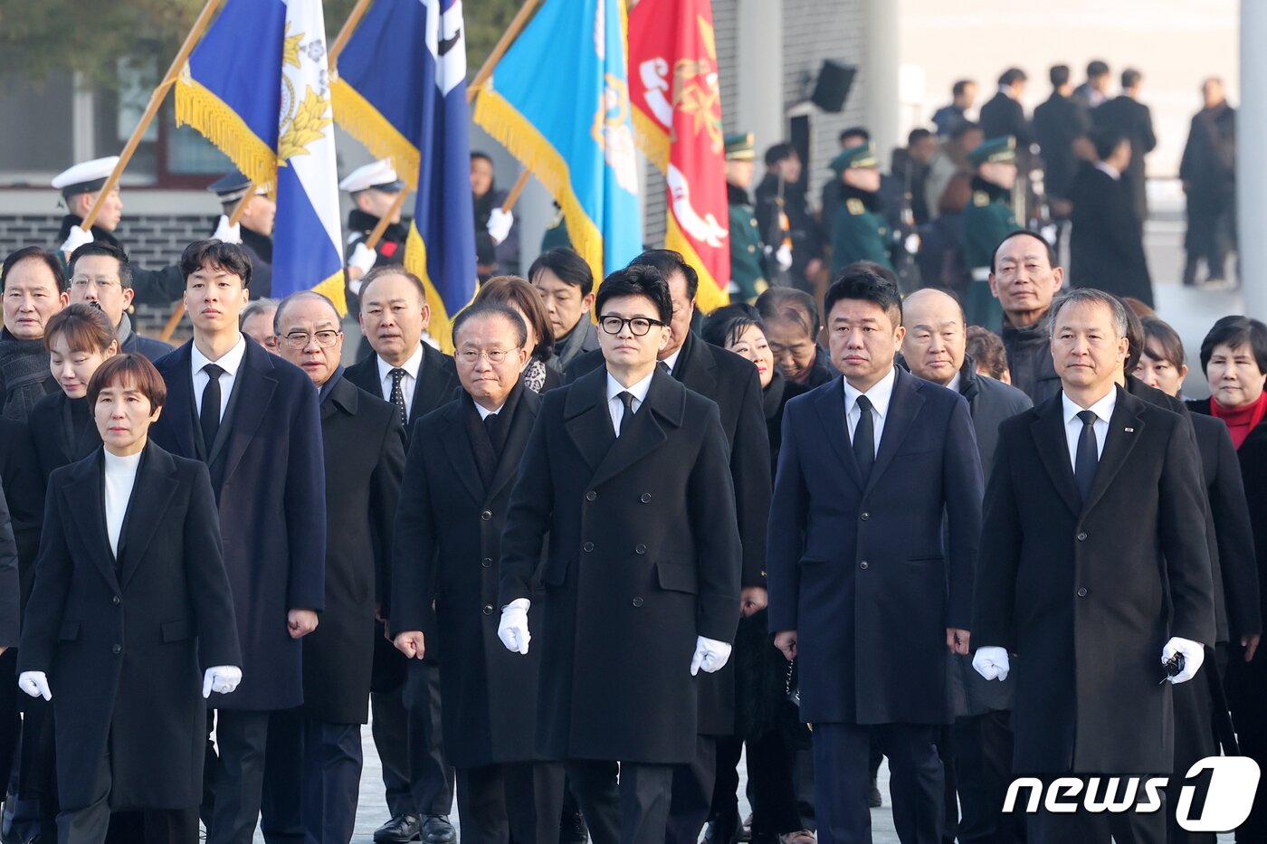 본문 이미지 - 한동훈 국민의힘 비상대책위원장이 1일 오전 서울 동작구 국립서울현충원을 찾아 현충탑으로 향하고 있다. 2024.1.1/뉴스1 ⓒ News1 민경석 기자