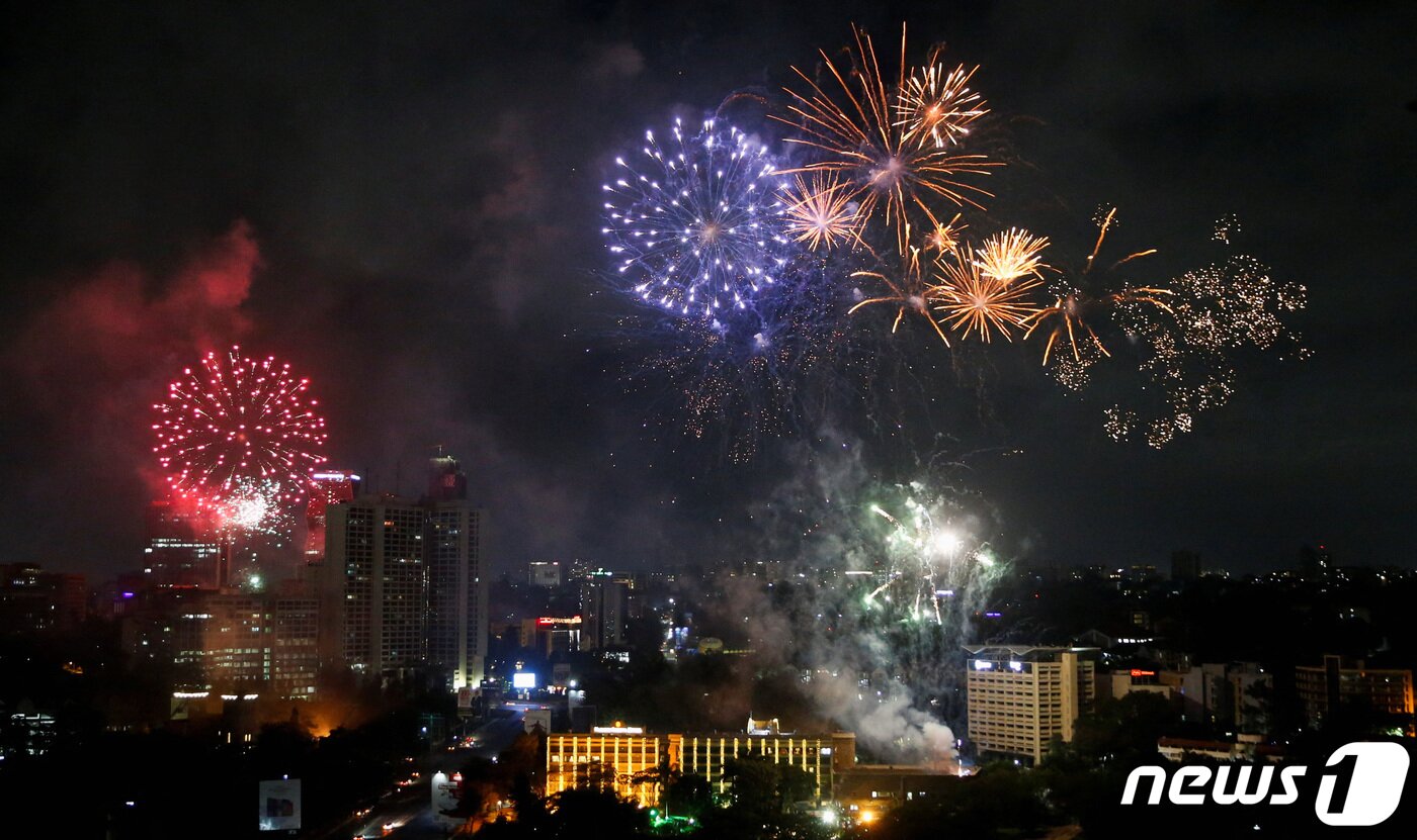 본문 이미지 - 케냐 수도 나이로비에서 2024년 새해맞이 불꽃놀이 행사가 열리고 있다. ⓒ 로이터=뉴스1 ⓒ News1 이유진 기자