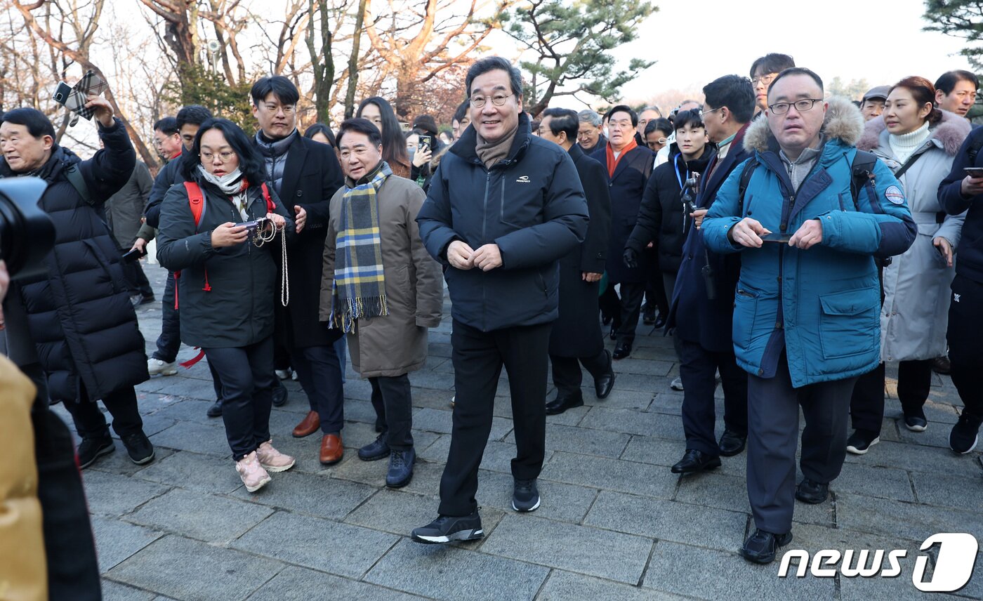 본문 이미지 - 이낙연 전 더불어민주당 대표가 1일 오전 경기 고양시 덕양구 행주산성 대첩문 앞에서 2024년 행주산성 신년 인사회를 하기 위해 이동하고 있다. 2024.1.1/뉴스1 ⓒ News1 김성진 기자