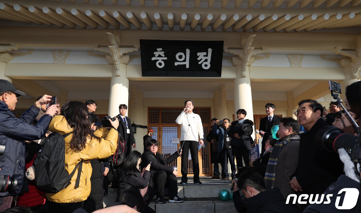 본문 이미지 - 이낙연 전 더불어민주당 대표가 1일 오전 경기 고양시 덕양구 행주산성 충의정 앞에서 열린 2024년 행주산성 신년 인사회에서 인사말을 하고 있다. 2024.1.1/뉴스1 ⓒ News1 김성진 기자