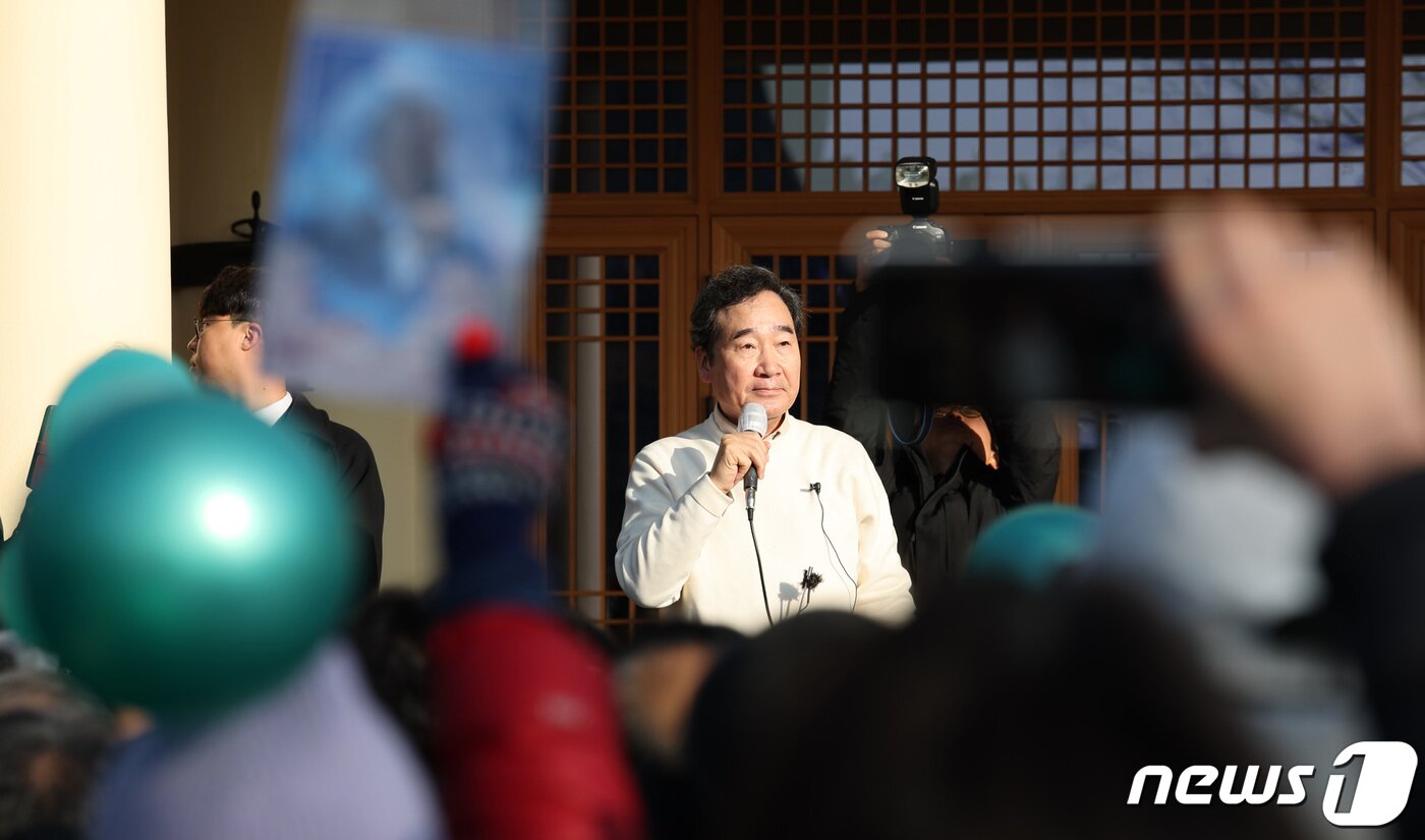 본문 이미지 - 이낙연 전 더불어민주당 대표가 1일 오전 경기 고양시 덕양구 행주산성 충의정 앞에서 열린 2024년 행주산성 신년 인사회에서 인사말을 하고 있다. 2024.1.1/뉴스1 ⓒ News1 김성진 기자