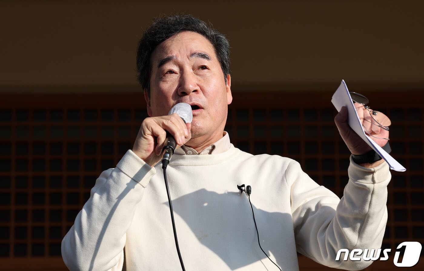 본문 이미지 - 이낙연 전 더불어민주당 대표가 1일 오전 경기 고양시 덕양구 행주산성 충의정 앞에서 열린 2024년 행주산성 신년 인사회에서 인사말을 하고 있다. 2024.1.1/뉴스1 ⓒ News1 김성진 기자