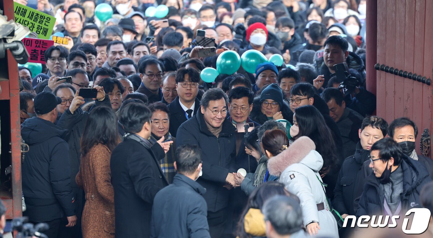 본문 이미지 - 이낙연 전 더불어민주당 대표가 1일 오전 경기 고양시 덕양구 행주산성 대첩문 앞에서 2024년 행주산성 신년 인사회를 하기 위해 이동하고 있다. 2024.1.1/뉴스1 ⓒ News1 김성진 기자