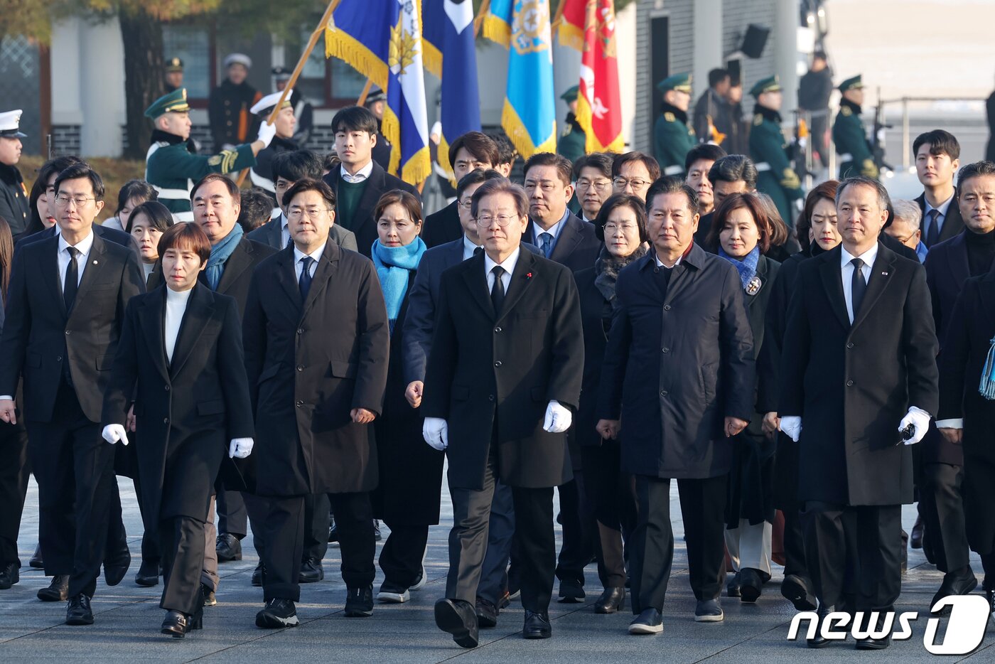 본문 이미지 - 이재명 더불어민주당 대표가 1일 오전 서울 동작구 국립서울현충원을 찾아 현충탑으로 향하고 있다. 2024.1.1/뉴스1 ⓒ News1 민경석 기자