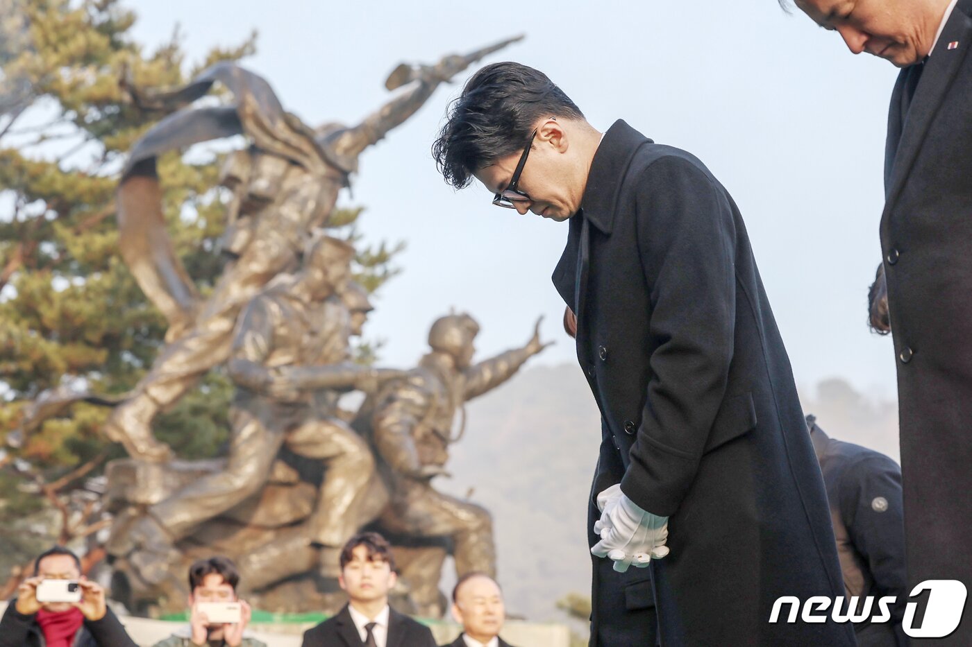 본문 이미지 - 한동훈 국민의힘 비상대책위원장이 1일 오전 서울 동작구 국립서울현충원을 찾아 현충탑에 분햔한 뒤 묵념을 하고 있다. 2024.1.1/뉴스1 ⓒ News1 민경석 기자
