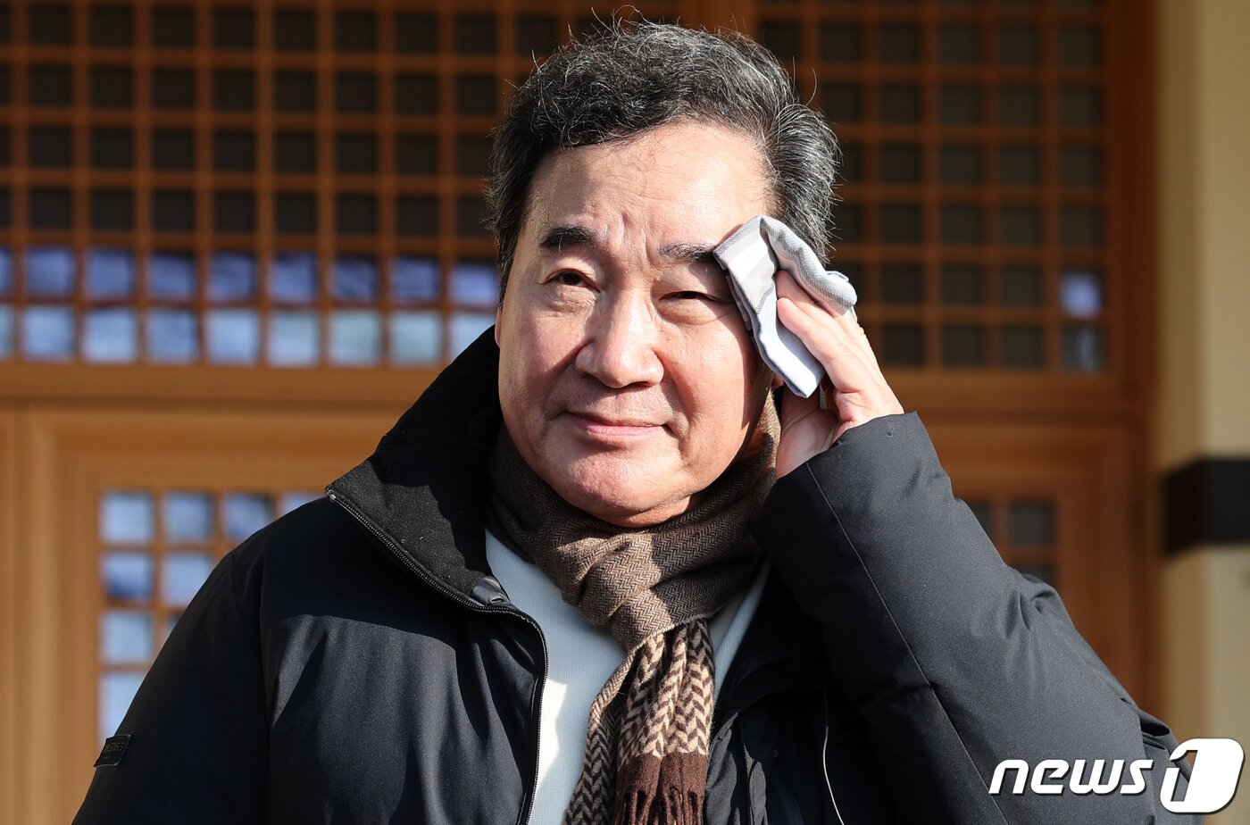 본문 이미지 - 이낙연 전 더불어민주당 대표가 1일 오전 경기 고양시 덕양구 행주산성 충의정 앞에서 열린 2024년 행주산성 신년 인사회에서 인사말을 하기 전 땀을 닦고 있다. 2024.1.1/뉴스1 ⓒ News1 김성진 기자