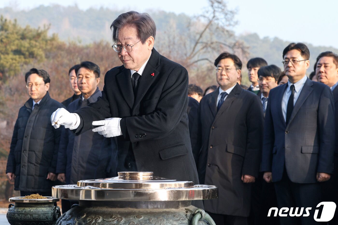 본문 이미지 - 이재명 더불어민주당 대표가 1일 오전 서울 동작구 국립서울현충원을 찾아 현충탑에 분향하고 있다. 2024.1.1/뉴스1 ⓒ News1 민경석 기자