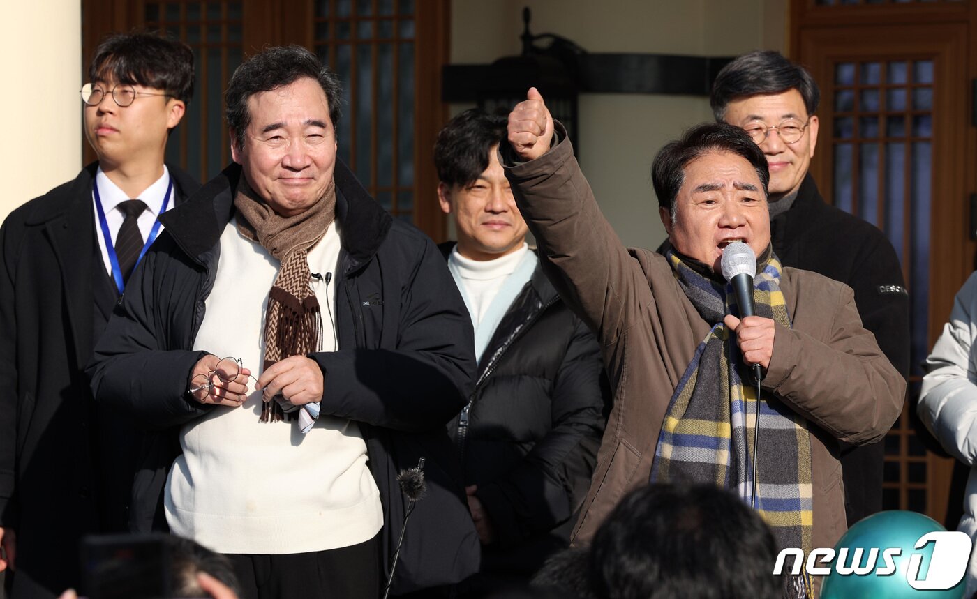 본문 이미지 - 이석현 전 국회부의장(오른쪽)이 1일 오전 경기 고양시 덕양구 행주산성 충의정 앞에서 열린 이낙연 전 더불어민주당 대표 2024년 행주산성 신년 인사회에서 인사말을 하고 있다. 2024.1.1/뉴스1 ⓒ News1 김성진 기자