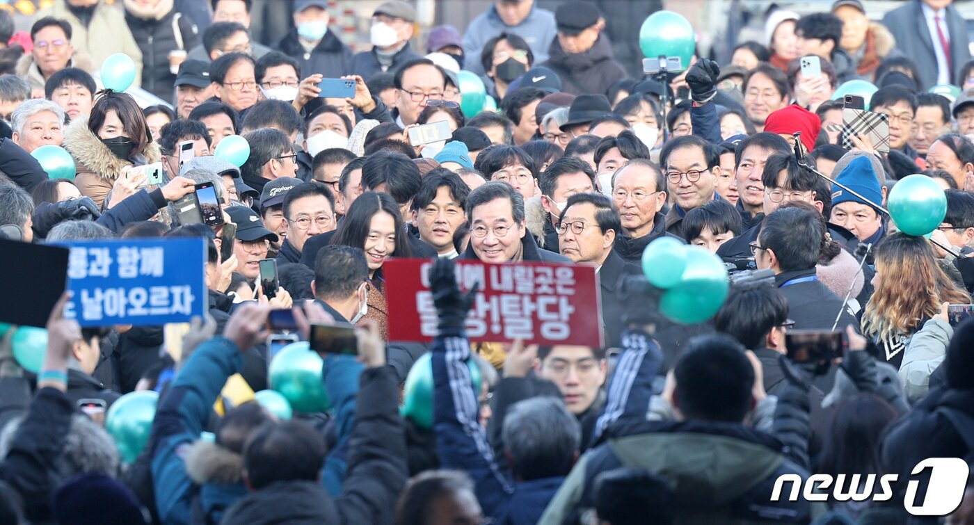 본문 이미지 - 이낙연 전 더불어민주당 대표가 1일 오전 경기 고양시 덕양구 행주산성 충의정 앞에서 열린 2024년 행주산성 신년 인사회를 하기 위해 이동하고 있다. 2024.1.1/뉴스1 ⓒ News1 김성진 기자