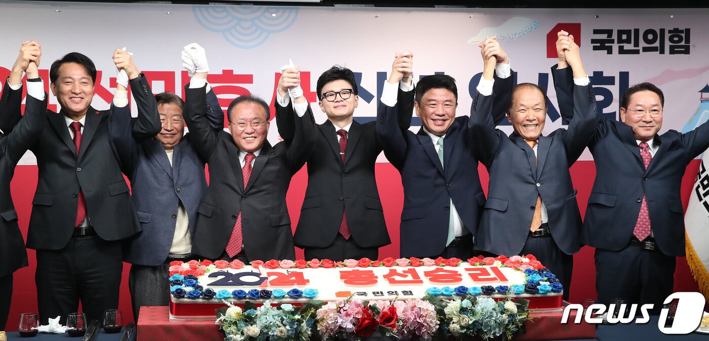 본문 이미지 - 한동훈 국민의힘 비상대책위원장, 윤재옥 원내대표 등 참석자들이 1일 오전 서울 여의도 국민의힘 중앙당사에서 열린 2024년 신년인사회에서 기념촬영을 하고 있다. 왼쪽 부터 오세훈 서울시장, 안상수 상임고문, 윤 원내대표, 한 비대위원장, 유의동 정책위의장, 황우여 상임고문, 유정복 인천광역시장. 2024.1.1/뉴스1 ⓒ News1 임세영 기자