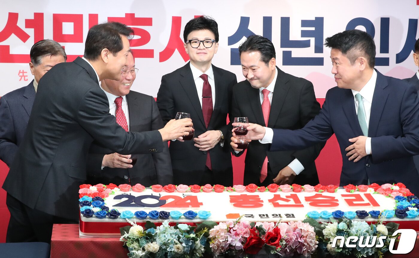 본문 이미지 - 2024년 1월 신년인사회에서 당시 한동훈 국민의힘 비상대책위원장, 오세훈 서울시장, 장동혁 사무총장, 유의동 정책위의장 등이 건배를 하고 있다. 2024.1.1 ⓒ 뉴스1 임세영 기자