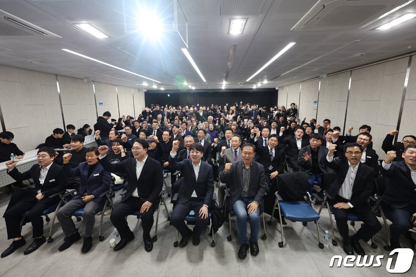 본문 이미지 - 이준석 전 국민의힘 대표가 1일 오전 서울 용산구 서울역 대회의실에서 열린 개혁신당 신년 하례회에서 천하람 개혁신당 위원장을 비롯한 참석자들과 함께 구호를 외치고 있다. 2024.1.1/뉴스1 ⓒ News1 박지혜 기자