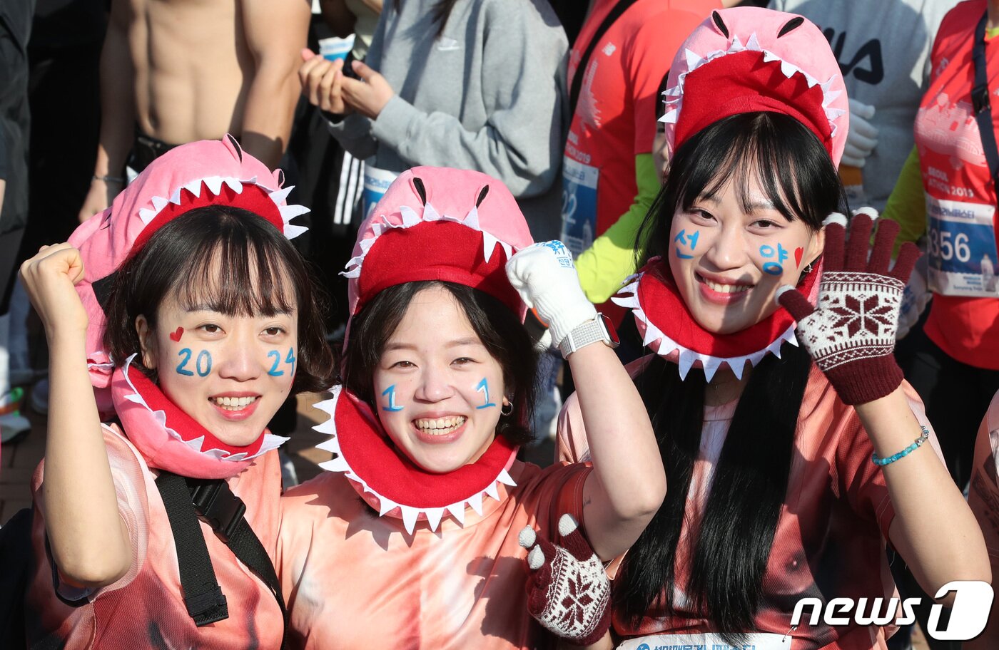 본문 이미지 - 1일 대전 엑스포다리 일대에서 열린 맥키스컴퍼니 '2024 선양 맨몸러닝페스타'에서 대회 참여자들이 파이팅을 외치고 있다.  2024.1.1/뉴스1 ⓒ News1 김기태 기자