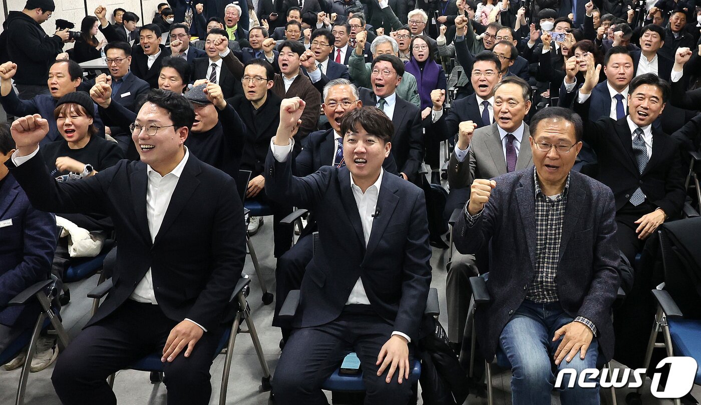 본문 이미지 - 신당 창당을 준비 중인 이준석 전 국민의힘 대표가 1일 오전 서울 용산구 서울역 대회의실에서 열린 개혁신당 신년 하례회에서 천하람 개혁신당 위원장을 비롯한 참석자들과 함께 구호를 외치고 있다. 2024.1.1/뉴스1 ⓒ News1 박지혜 기자