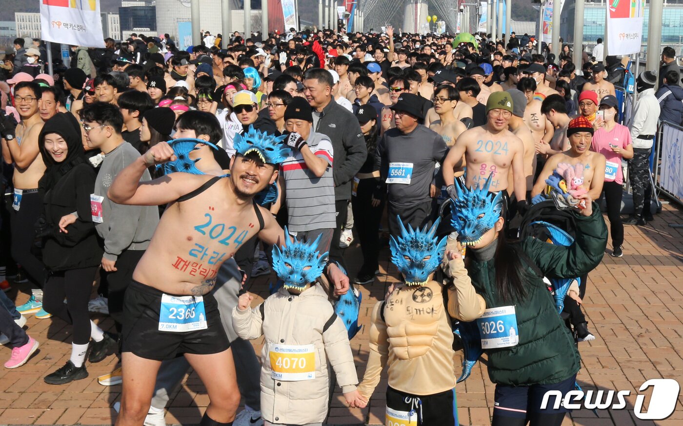 본문 이미지 - 1일 대전 엑스포다리 일대에서 열린 맥키스컴퍼니 '2024 선양 맨몸러닝페스타'에서 대회 참여자들이 포즈를 취하고 있다.  2024.1.1/뉴스1 ⓒ News1 김기태 기자