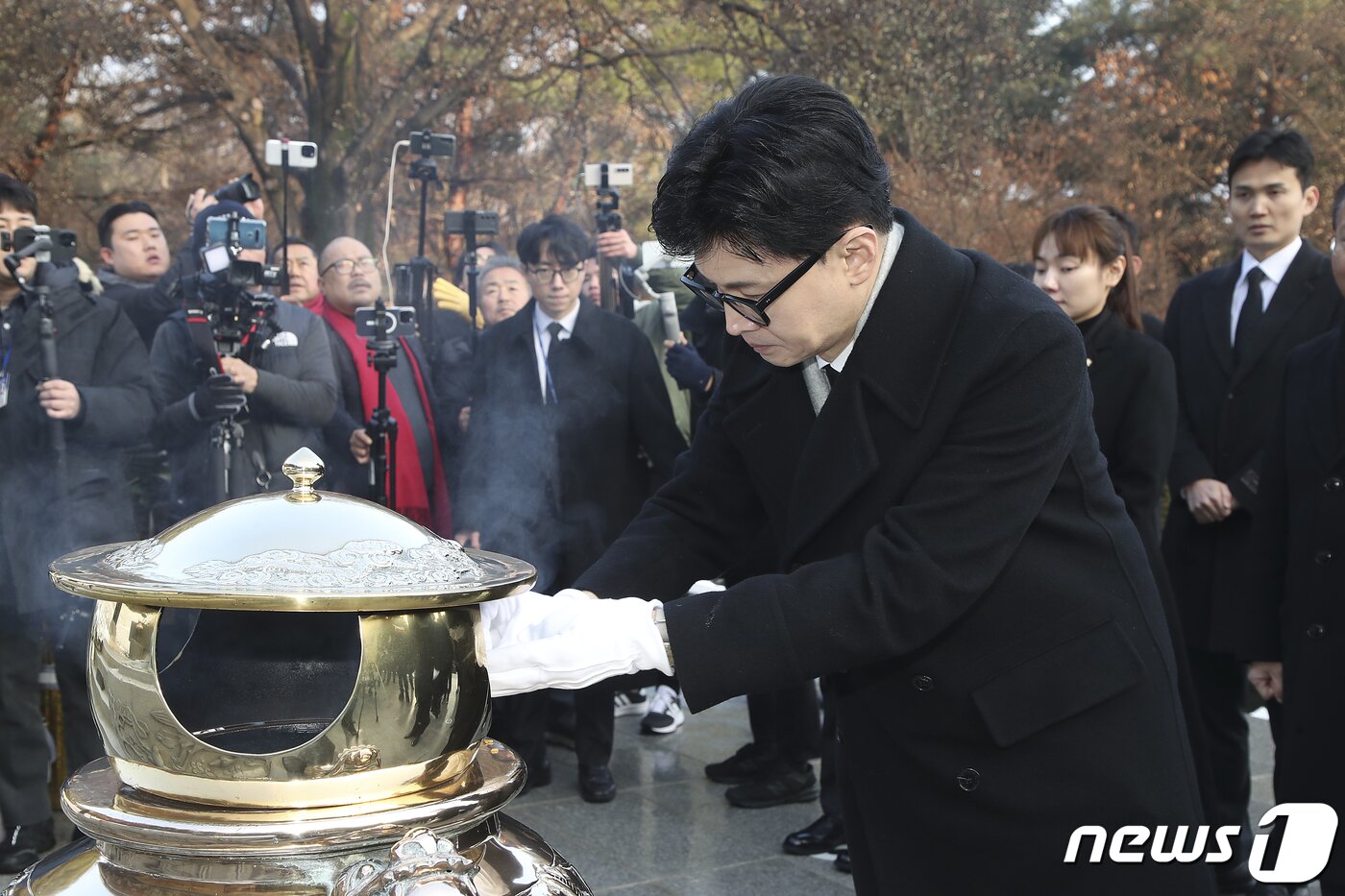 본문 이미지 - 한동훈 국민의힘 비상대책위원장이 1일 오전 서울 동작구 국립서울현충원을 찾아 박정희 前 대통령 묘역을 참배하고 있다. (국민의힘 제공) 2024.1.1/뉴스1 ⓒ News1 임세영 기자