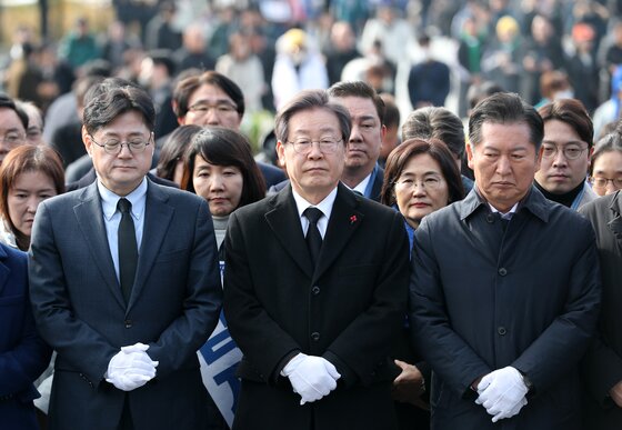 본문 이미지 - 이재명 더불어민주당 대표가 1일 오후 경남 김해시 진영읍 봉하마을을 찾아 고 노무현 전 대통령 묘역을 참배하고 있다. 2024.1.1/뉴스1 ⓒ News1 윤일지 기자