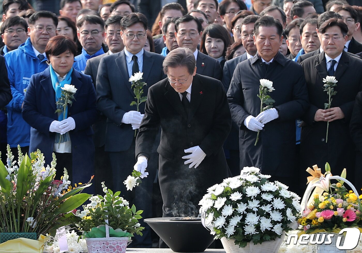 이재명 더불어민주당 대표가 1일 오후 경남 김해시 진영읍 봉하마을을 찾아 고 노무현 전 대통령 묘역을 참배하고 있다. 2024.1.1/뉴스1 ⓒ News1 윤일지 기자