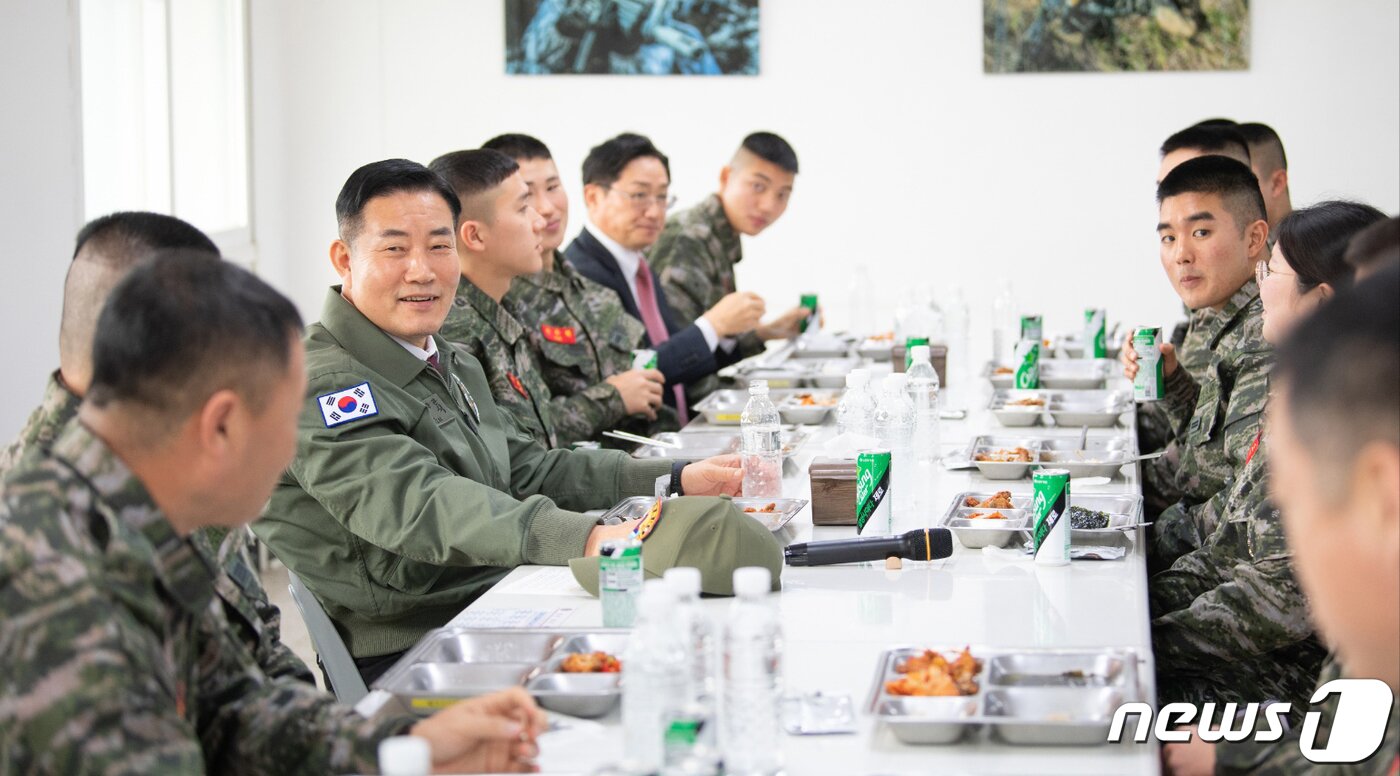 본문 이미지 - 신원식 국방부 장관이 1일 해병대 제2사단(청룡부대)를 찾아 식사를 하며 장병들과 대화하고 있다. (국방부 제공) 2024.1.1/뉴스1