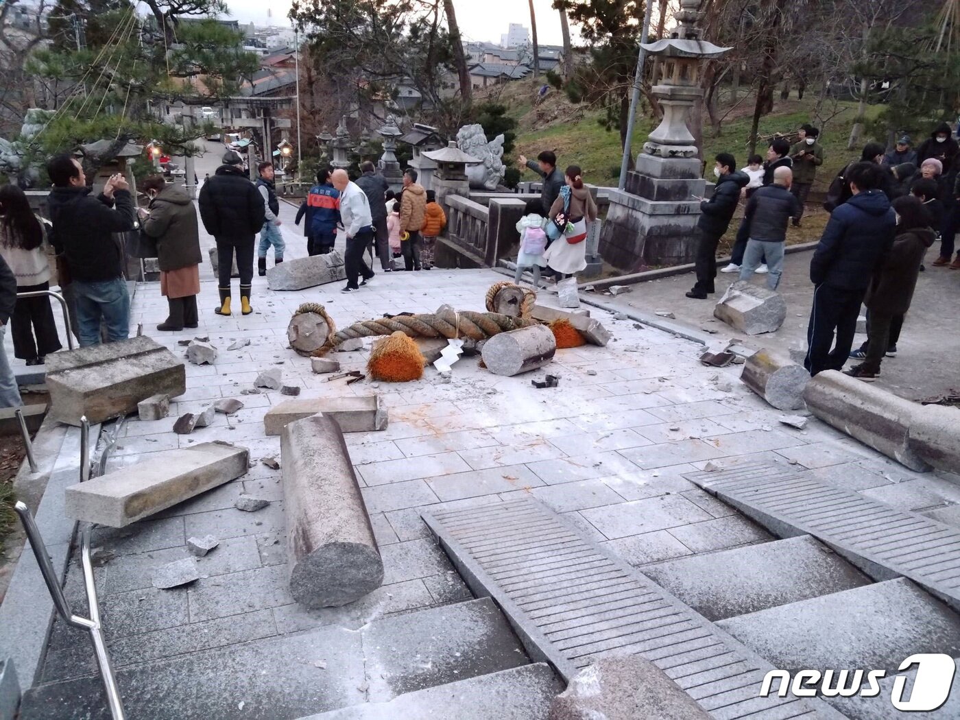 본문 이미지 - 오노히요시 신사의 관문인 도리이가 일부 파괴돼 있다. 2024.01.01 ⓒ 로이터=뉴스1 ⓒ News1 최종일 