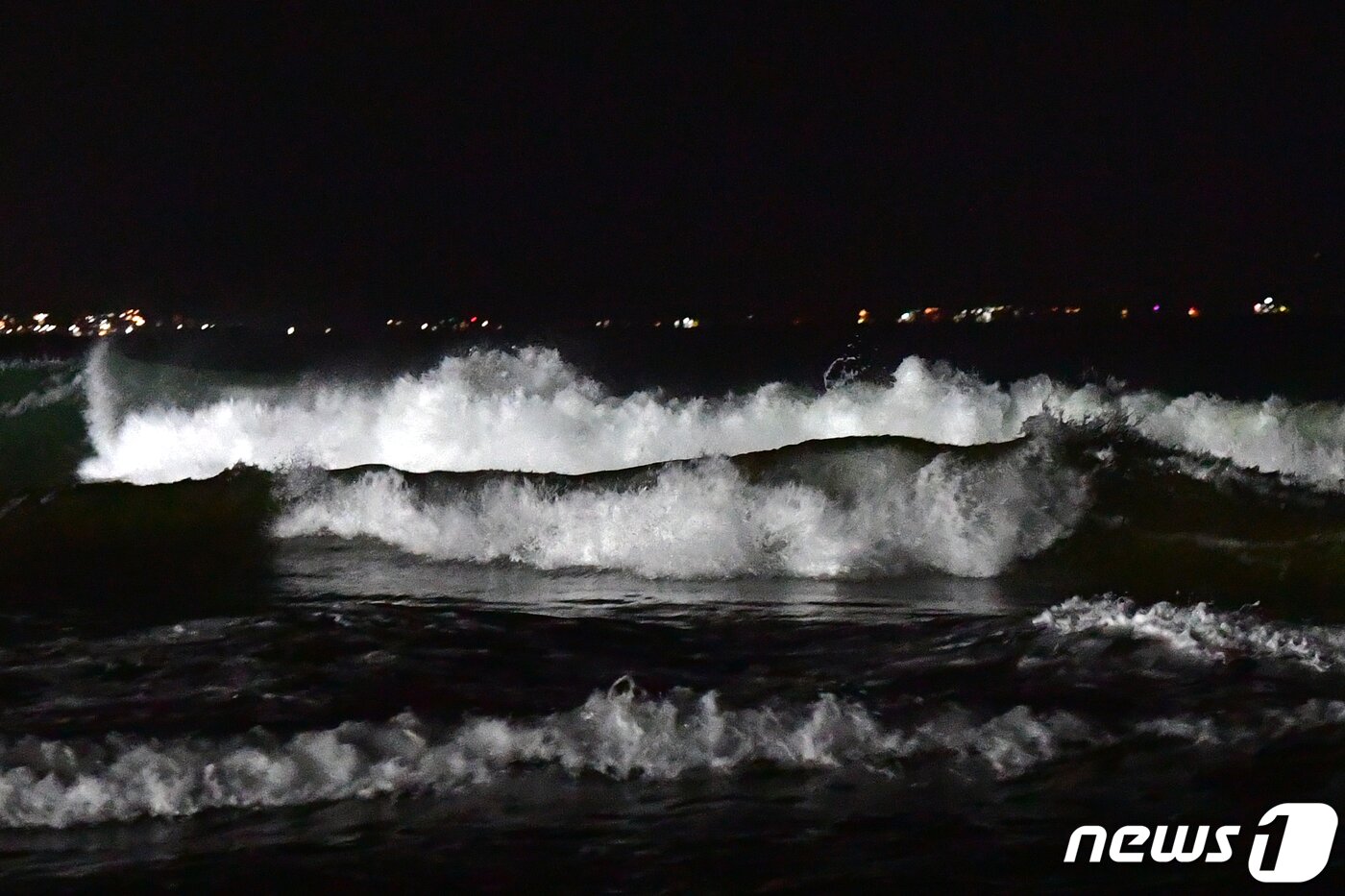본문 이미지 - 1일 오후 경북 포항시 북구 흥해읍 용한리 해안에 너울성 파도가 밀려들고 있다.  2024.1.1/뉴스1 ⓒ News1 최창호 기자