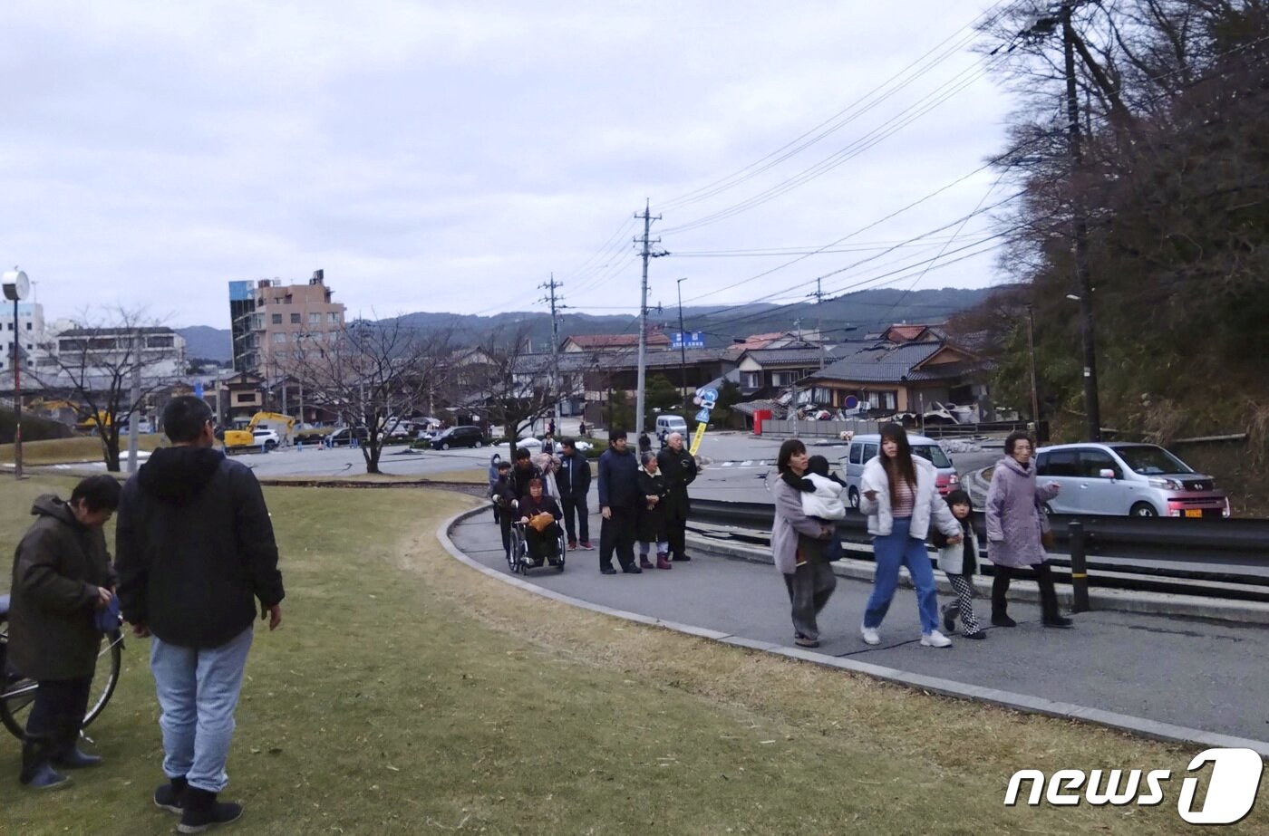 본문 이미지 - 이시카와현 와지마에서 주민들이 여진과 쓰나미를 피해 더 안전한 곳으로 대피하고 있다. 2024.01.01/ ⓒ 로이터=뉴스1 ⓒ News1 권진영 기자