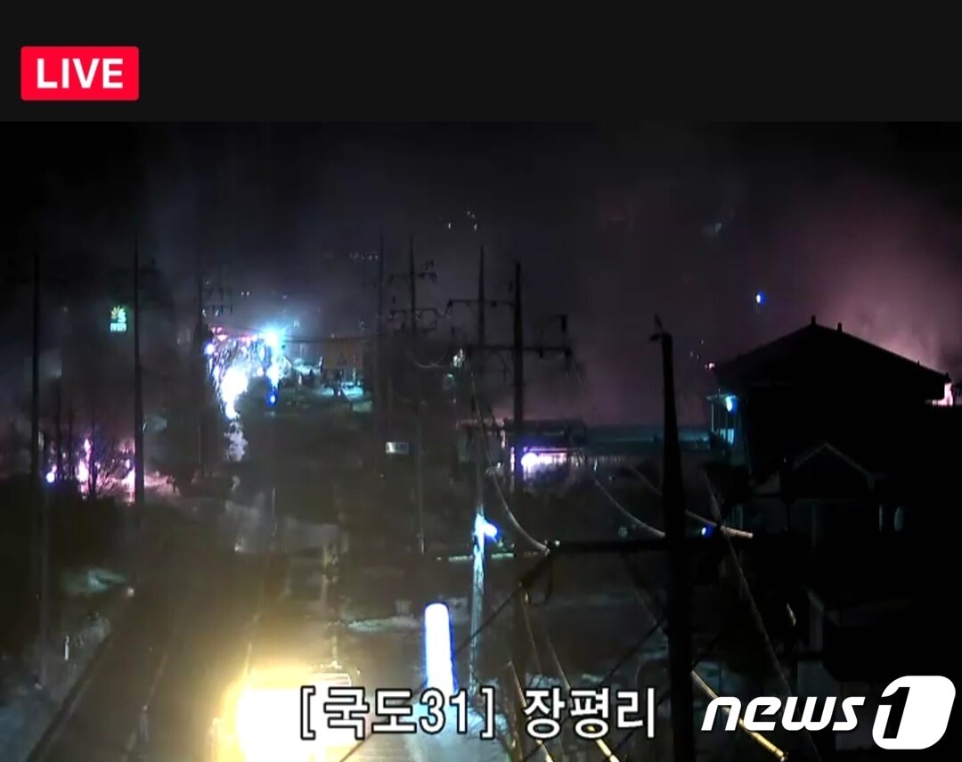 본문 이미지 - 강원 평창군 가스충전소 화재 현장.(강원도소방본부 제공) 2024.1.1/뉴스1