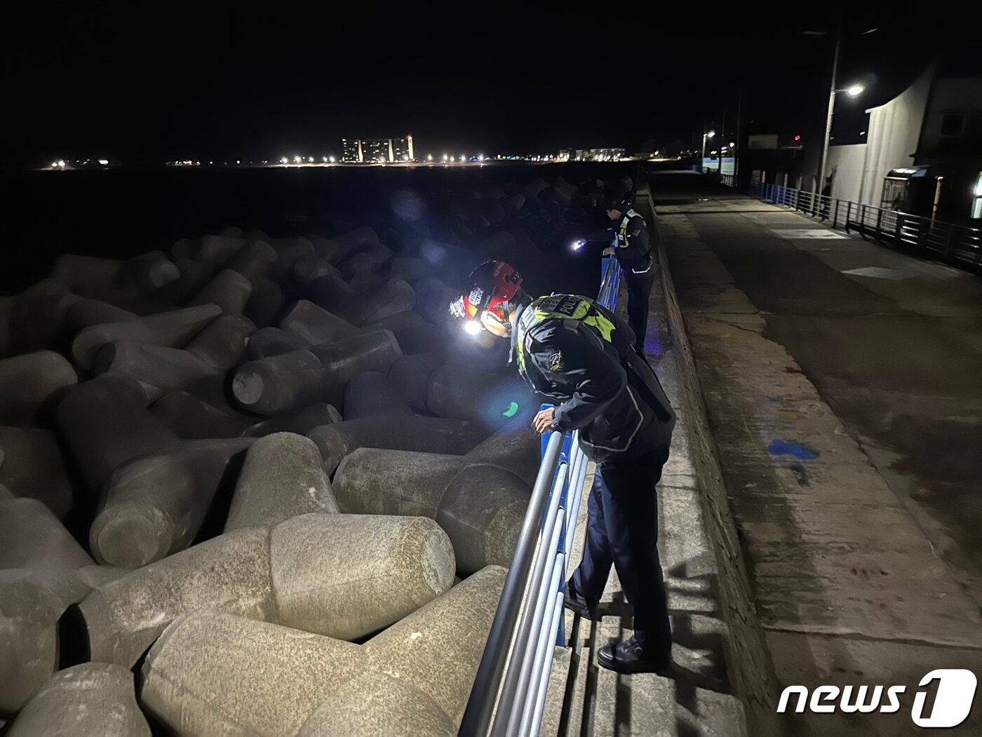 본문 이미지 - 속초해양경찰서 소속 경찰들이 관내 방파제를 점검하고 있다. (속초해양경찰서 제공) 2024.1.1/뉴스1