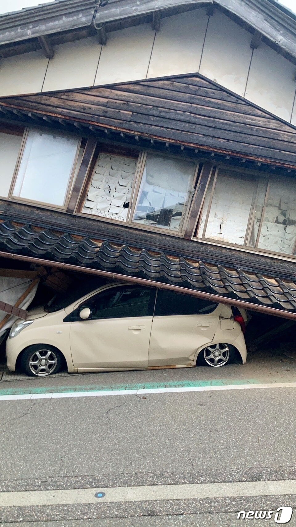 본문 이미지 - 지진으로 무너진 집 아래에 차가 깔려 있다. 2023.01.01/뉴스1 ⓒ 로이터=뉴스1 ⓒ News1 김민수 기자