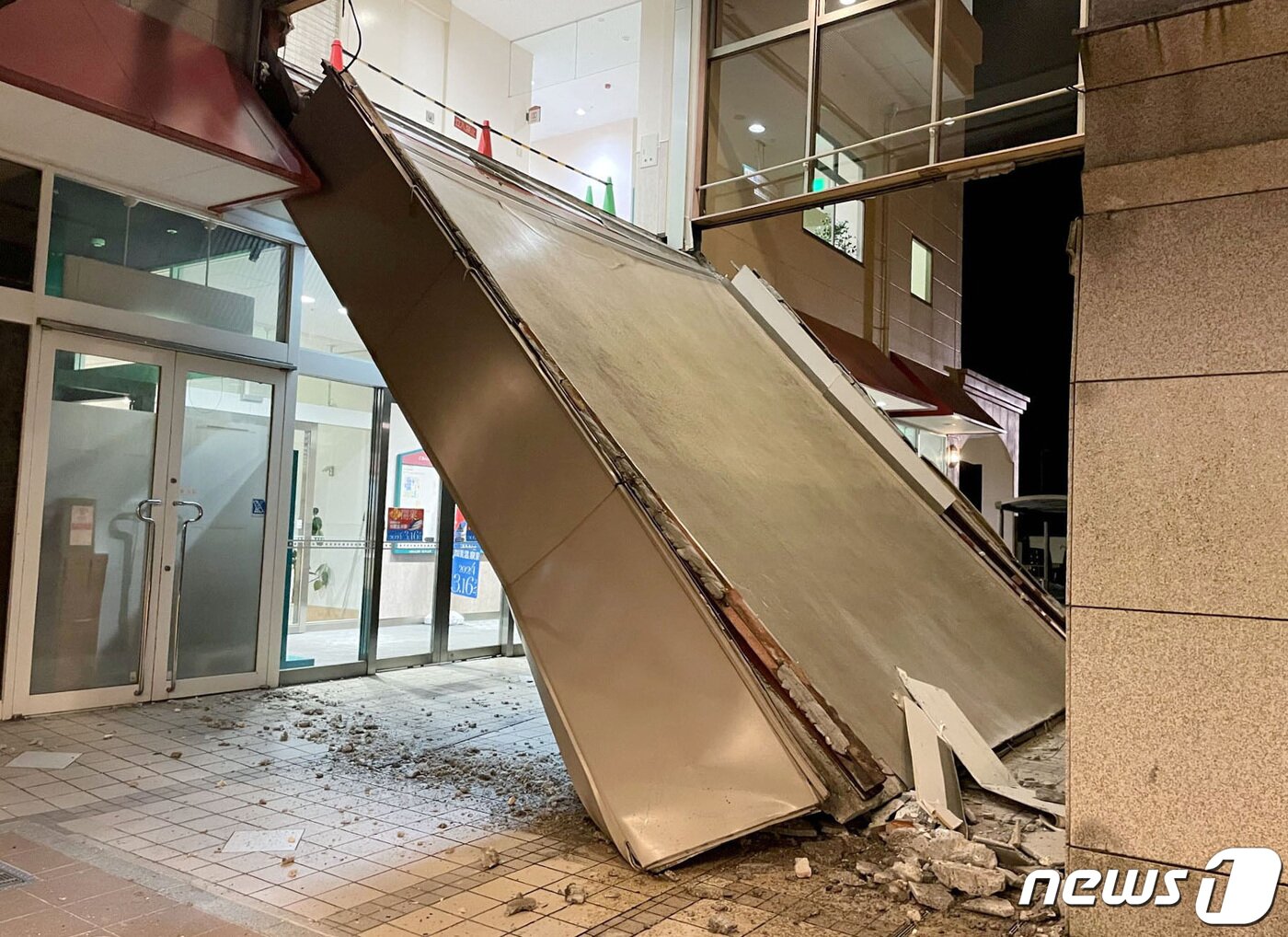 본문 이미지 - 지진으로 붕괴된 상업시설의 모습. 2023.01.01/뉴스1 ⓒ 로이터=뉴스1 ⓒ News1 김민수 기자