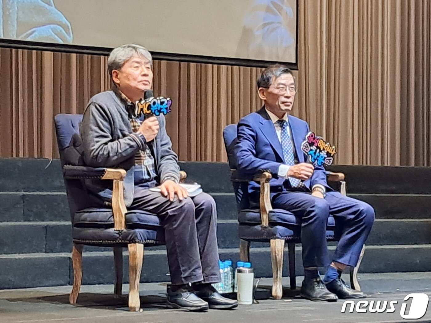본문 이미지 - 9일 대전 유성구 도룡동 ICC호텔에서 ‘경제야, 지식재산이 답이야’ 북콘서트를 진행한 강원국 작가(왼쪽)와 김찬훈 예비후보. 2024.1.9 /뉴스1 ⓒNews1 최일 기자