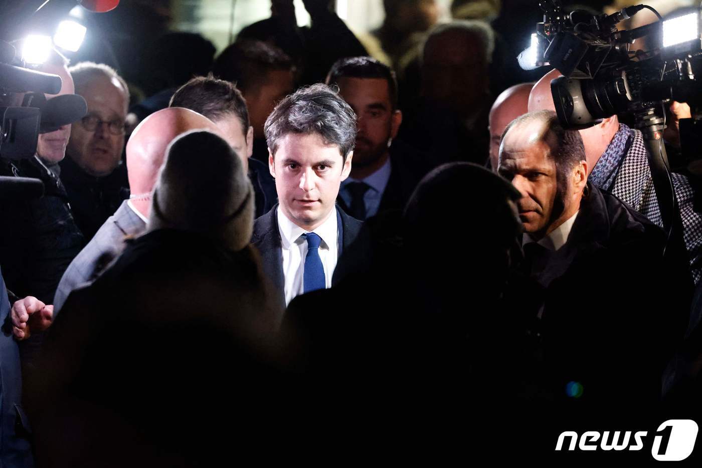 본문 이미지 - 신임 총리에 임명 직후 아탈 총리가 클레르망을 방문, 주민들과 대화하고 있다. ⓒ AFP=뉴스1 ⓒ News1 박형기 기자