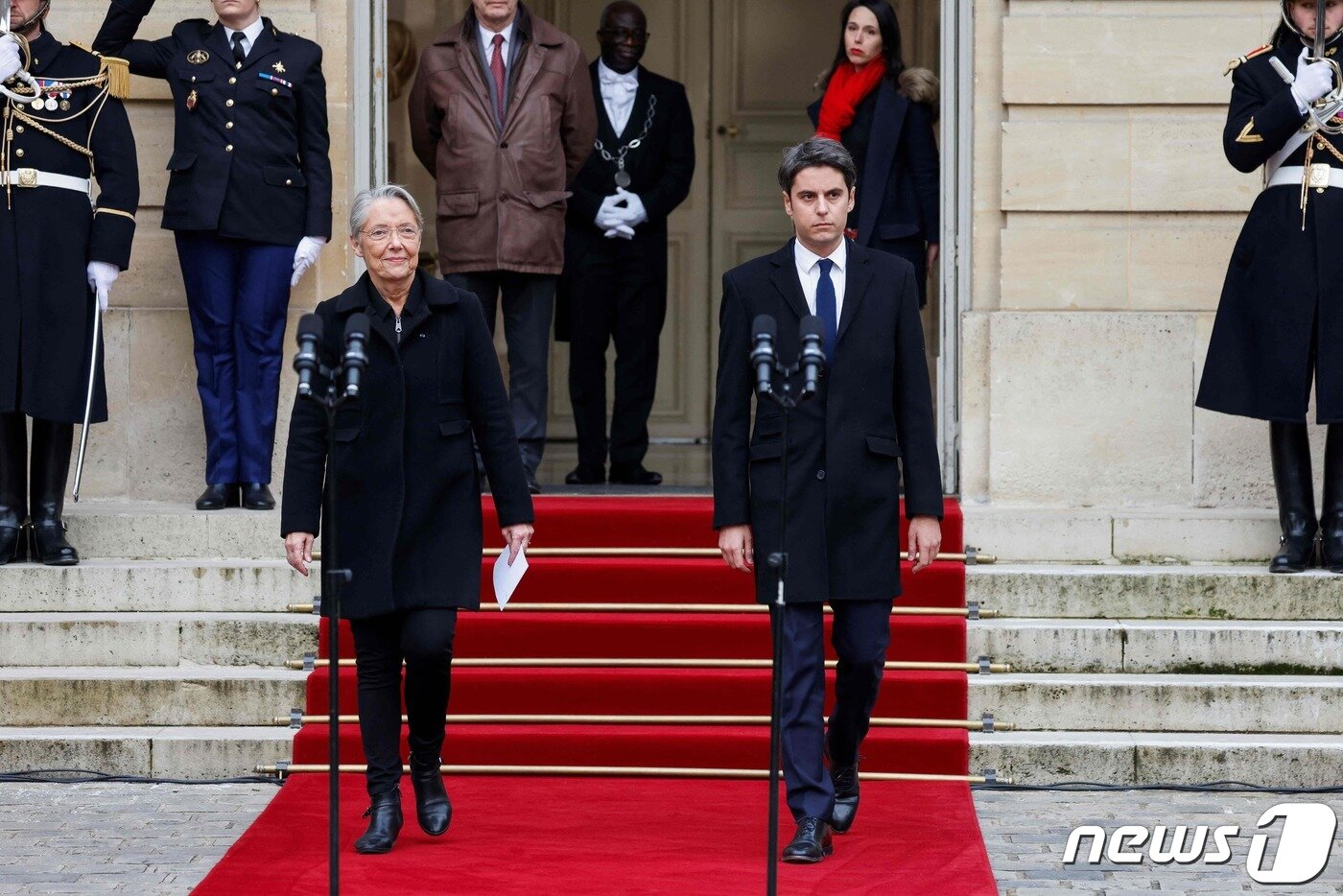 본문 이미지 - 아탈 프랑스 신임 총리가 취임식을 하고 있다. 왼쪽은 기존 총리였던 엘리자베스 보른. ⓒ AFP=뉴스1 ⓒ News1 박형기