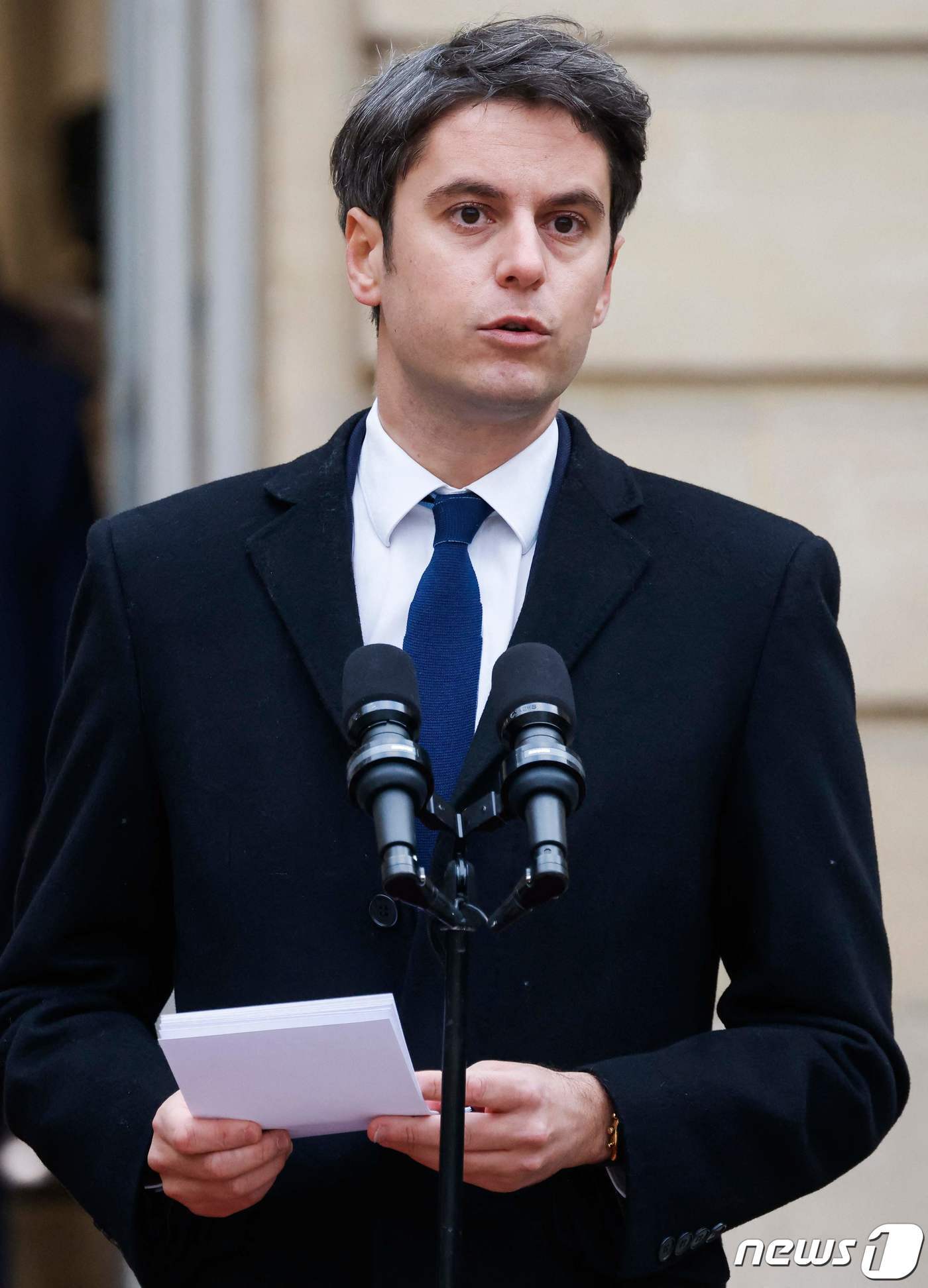 본문 이미지 - 아탈 신임 프랑스 총리가 취임식에서 취임사를 낭독하고 있다. ⓒ AFP=뉴스1 ⓒ News1 박형기 기자