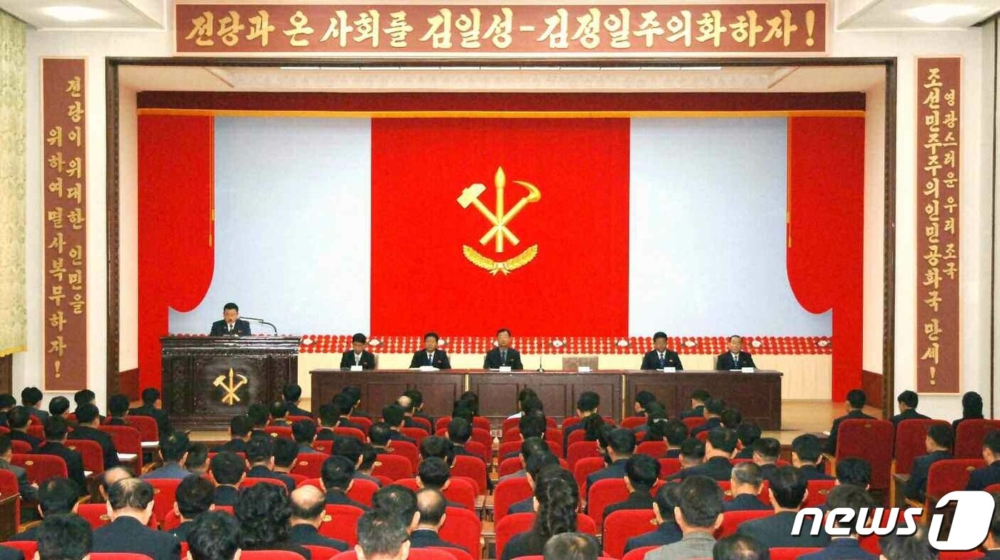 본문 이미지 - &#40;평양 노동신문=뉴스1&#41; = 지난해 1월 &#39;김정은 동지께서 주체혁명의 새시대에 이룩하신 불멸의 업적을 깊이 체득하기 위한 연구토론회&#39;가 각 도들에서 진행되고 있는 모습. [국내에서만 사용가능. 재배포 금지. DB 금지. For Use Only in the Republic of Korea. Redistribution Prohibited] rodongphoto@news1.kr
