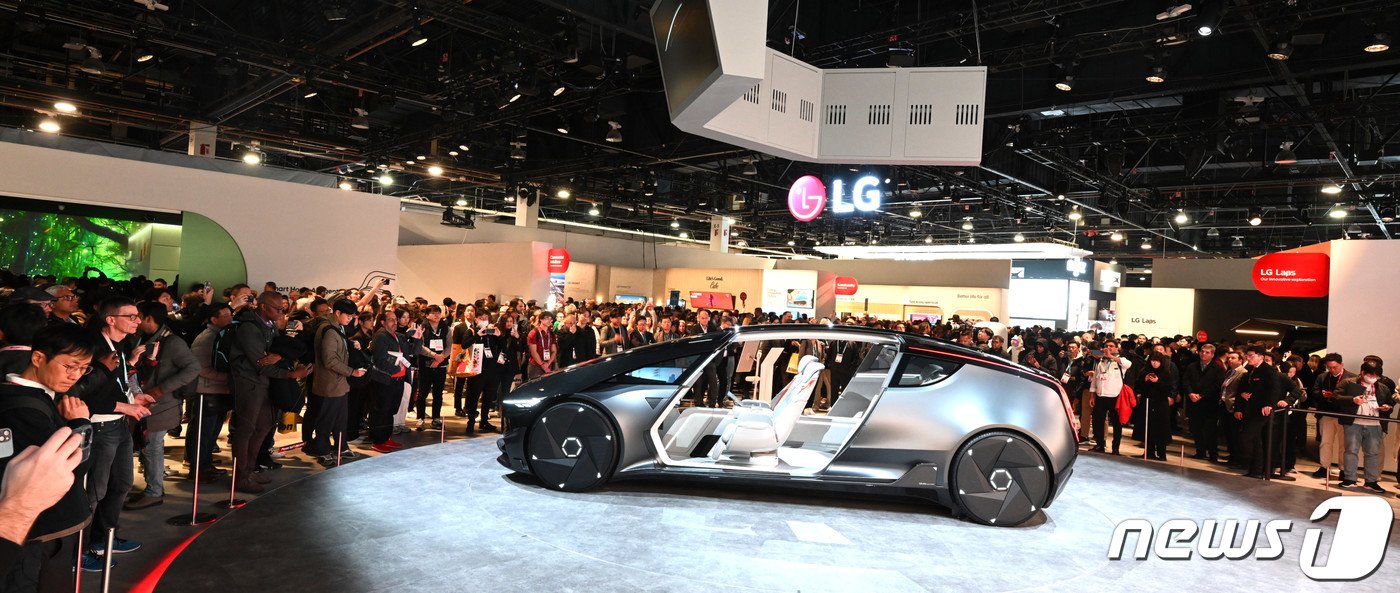본문 이미지 - 8일(현지시간) 미국 라스베이거스에서 열린 세계 최대 전자 전시회 'CES 2024' 내 LG전자 부스에서 관람객들이 미래 모빌리티 콘셉트 ‘알파블’을 살펴보고 있다. (LG전자 제공) 2024.1.10/뉴스1
