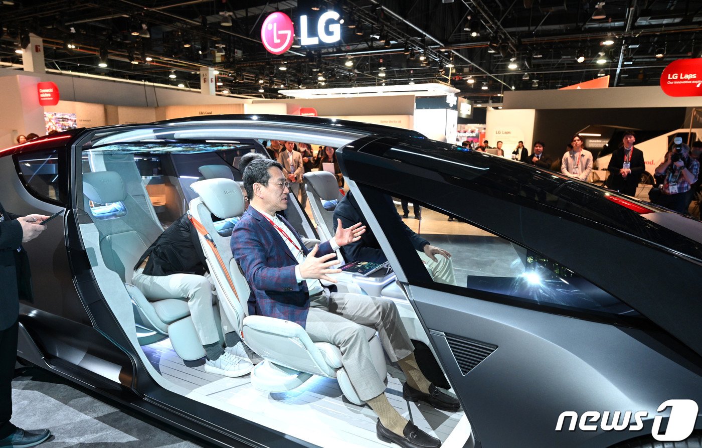 본문 이미지 - 조주완 LG전자 CEO가 9일(현지시간) 미국 라스베이거스에서 열린 CES 2024에서 LG전자의 미래 모빌리티 콘셉트 '알파블'을 시연하고 있다. (LG전자 제공) 2024.1.10/뉴스1