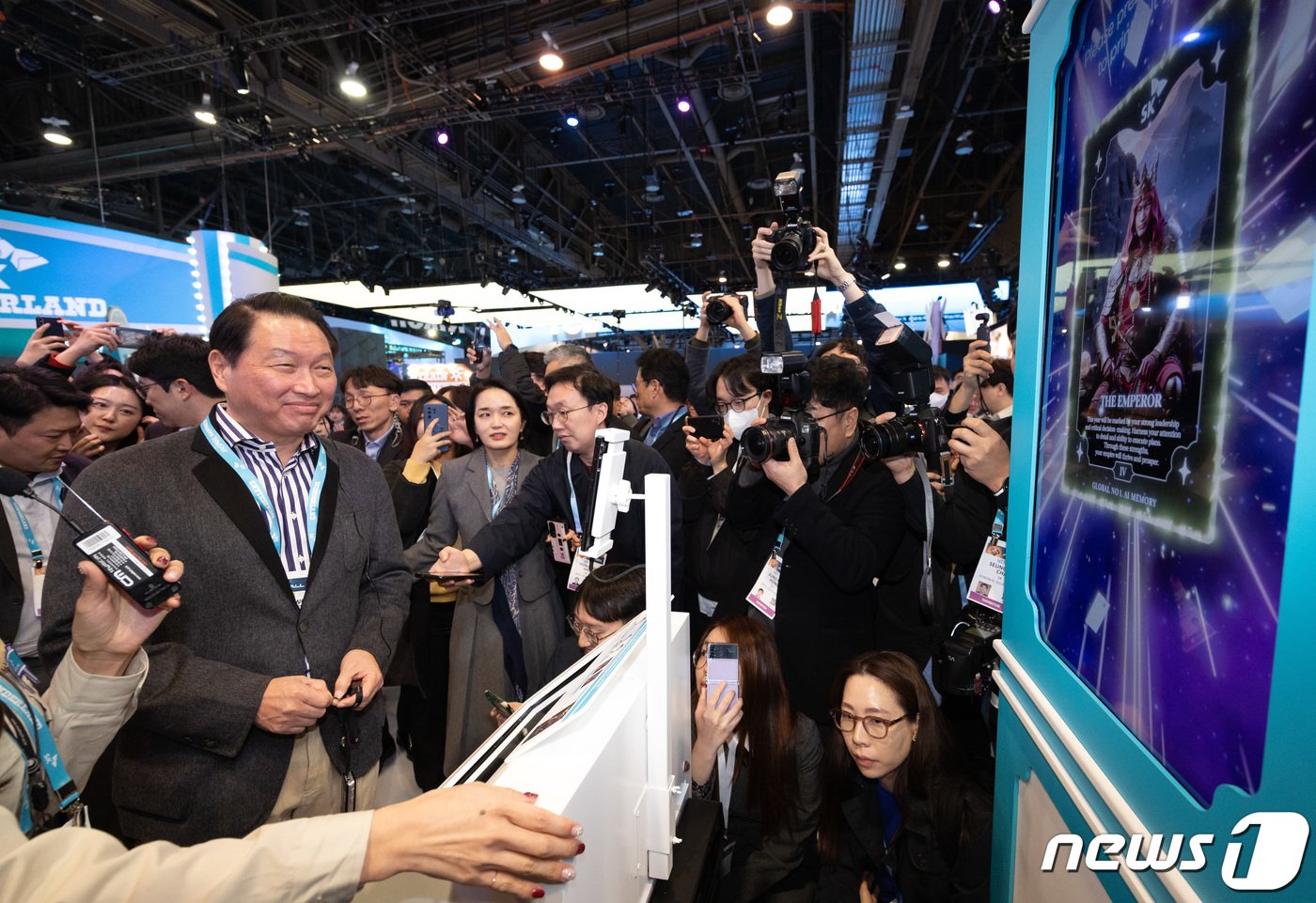본문 이미지 - 최태원 SK그룹 회장이 9일&#40;현지시간&#41; 미국 네바다주 라스베이거스 컨벤션센터&#40;LVCC&#41;에서 열린 세계 최대 가전·IT&#40;정보기술&#41; 전시회 &#39;CES 2024&#39;에 마련된 SK 전시관에서 &#39;AI 포춘텔러&#39;를 체험하고 있다. 2023.1.10/뉴스1 ⓒ News1 이재명 기자