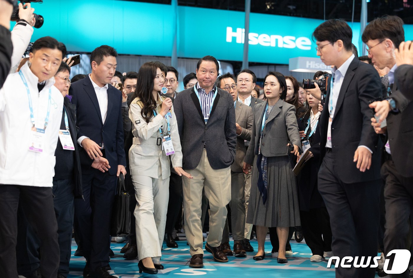 본문 이미지 - 최태원 SK그룹 회장이 9일(현지시간) 미국 네바다주 라스베이거스 컨벤션센터(LVCC)에서 열린 세계 최대 가전·IT(정보기술) 전시회 'CES 2024'에 마련된 SK 전시관을 살펴보고 있다. 2023.1.10/뉴스1 ⓒ News1 이재명 기자