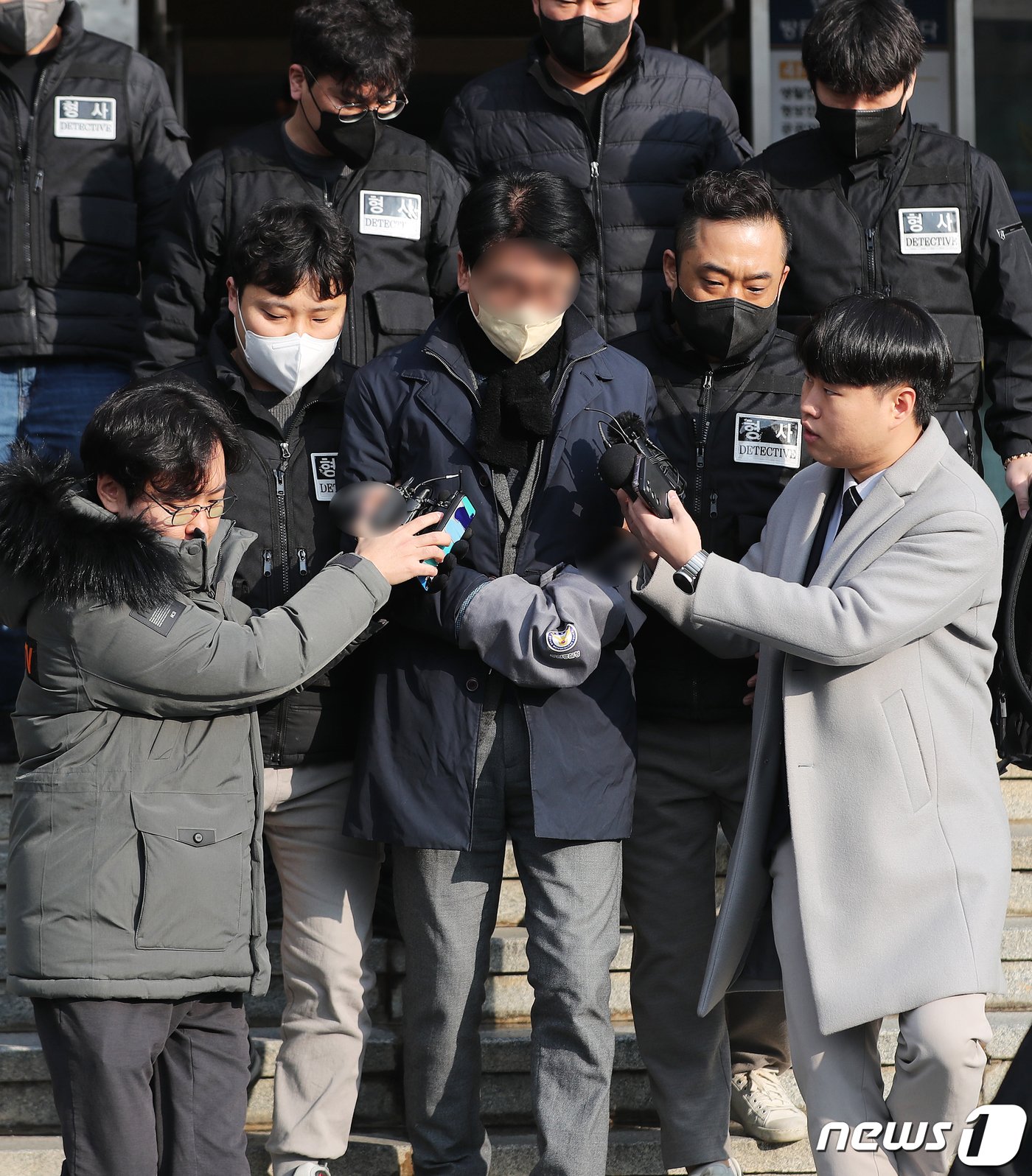 본문 이미지 - 이재명 더불어민주당 대표를 살해하려고 흉기를 휘두른 혐의(살인미수)로 구속된 피의자 김모씨가 10일 오전 부산 연제구 연제경찰서에서 검찰로 송치되고 있다. 2024.1.10/뉴스1 ⓒ News1 윤일지 기자