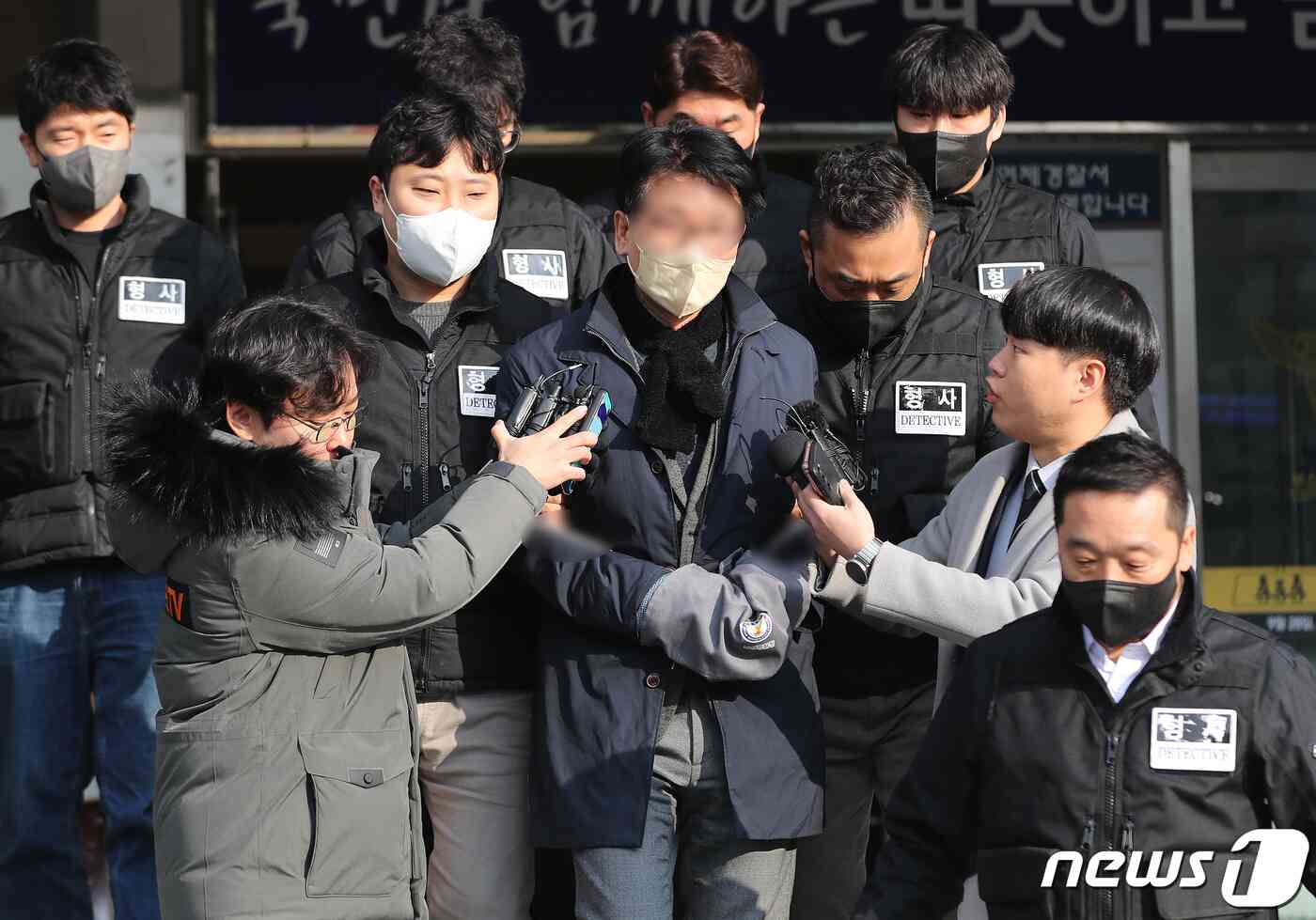 이재명 더불어민주당 대표를 살해하려고 흉기를 휘두른 혐의(살인미수)로 구속된 피의자 김모씨가 10일 오전 부산 연제구 연제경찰서에서 검찰로 송치되고 있다. 2024.1.10/뉴스1 © News1 윤일지 기자