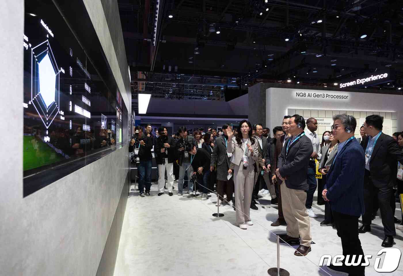 최태원 SK그룹 회장이 9일(현지시간) 미국 네바다주 라스베이거스 컨벤션센터(LVCC)에서 열린 세계 최대 가전·IT(정보기술) 전시회 'CES 2024'에 마련된 삼성전자 전시관을 찾아 투명 마이크로 LED 제품에 대한 설명을 듣고 있다. 2023.1.10/뉴스1 © News1 이재명 기자