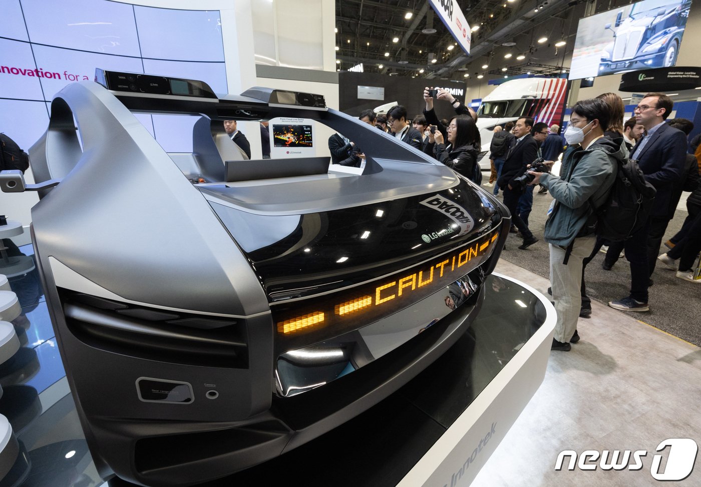 본문 이미지 - 세계 최대 가전·IT(정보기술) 전시회 'CES 2024' 개막 첫 날인 9일(현지시간) 미국 네바다주 라스베이거스 컨벤션센터(LVCC) 웨스트홀에 마련된 LG이노텍 전시관을 찾은 관람객들이 대형 자율주행·목업 제품을 살펴보고 있다. 2024.1.10/뉴스1 ⓒ News1 이재명 기자