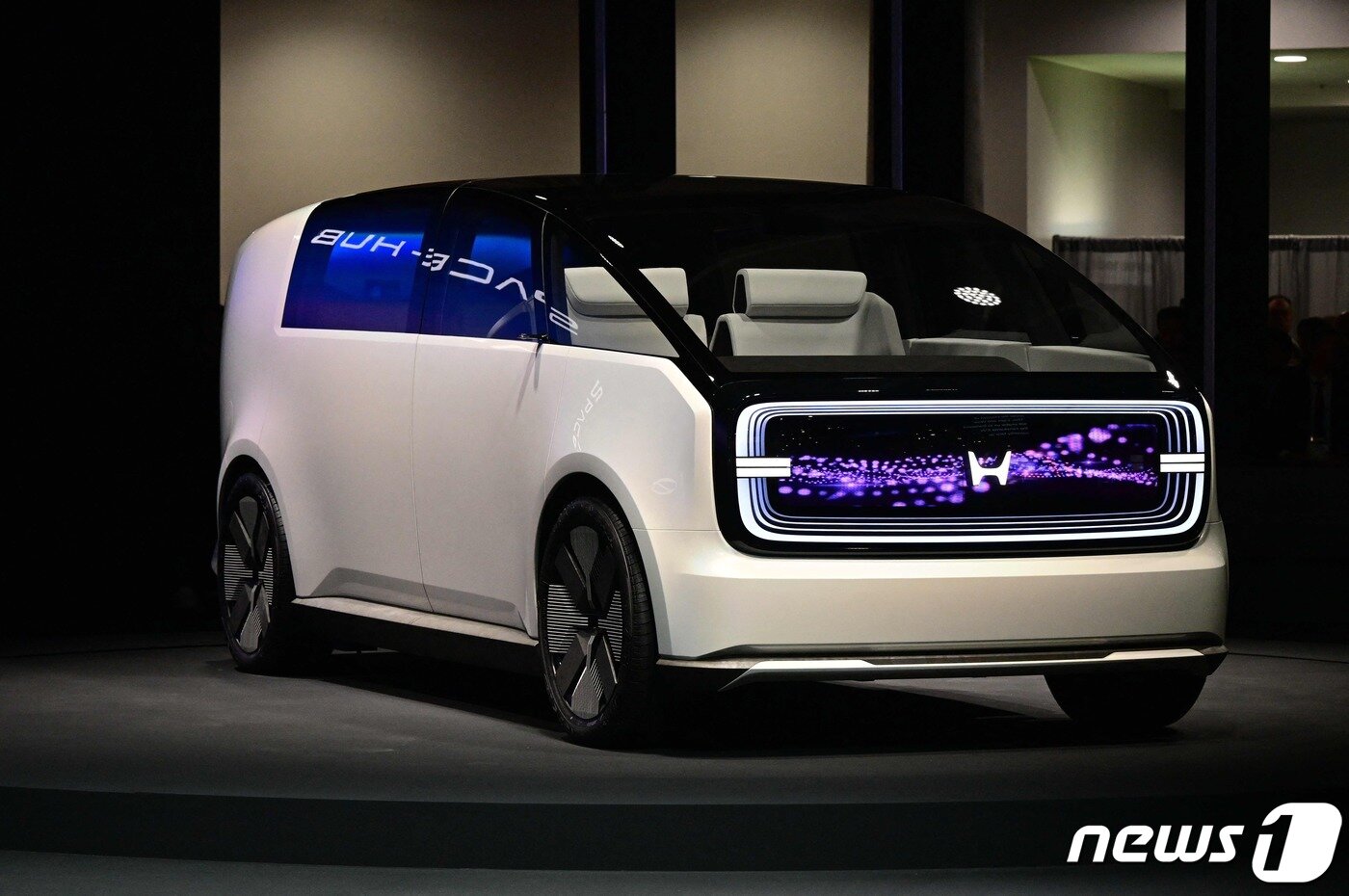 본문 이미지 - 9일(현지시간) 미국 라스베이거스에서 열린 세계 최대 가전·정보기술(IT) 박람회 'CES 2024'에서 일본 자동차 제조업체 혼다가 새로운 EV 콘셉트카 '스페이스-허브'(Space-Hub)를 공개했다. 2024.01.09/ ⓒ AFP=뉴스1 ⓒ News1 박재하 기자