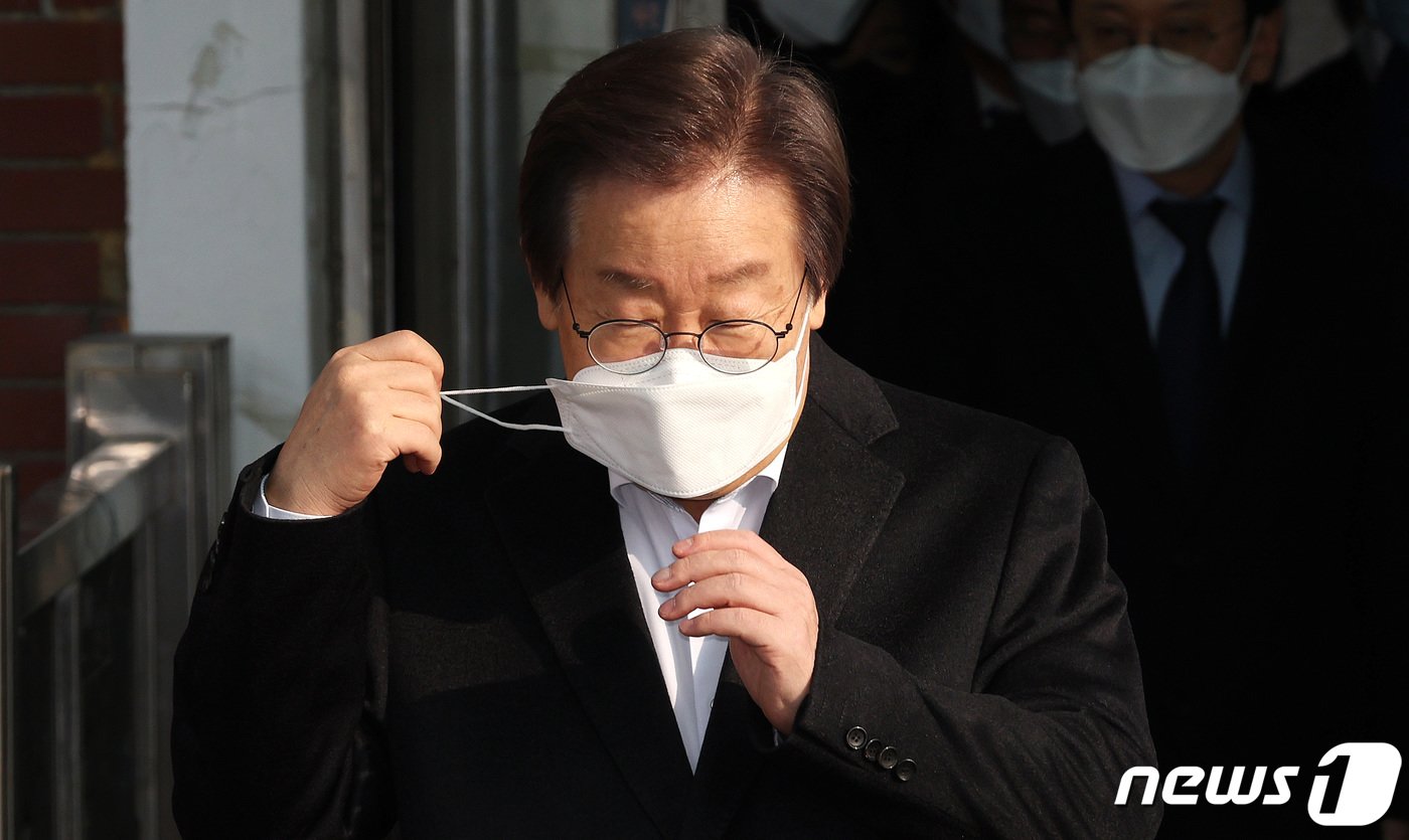본문 이미지 - 흉기 피습을 당했던 이재명 더불어민주당 대표가 10일 오전 서울 종로구 연건동 서울대학교병원에서 퇴원하고 있다.  2024.1.10/뉴스1 ⓒ News1 박정호 기자