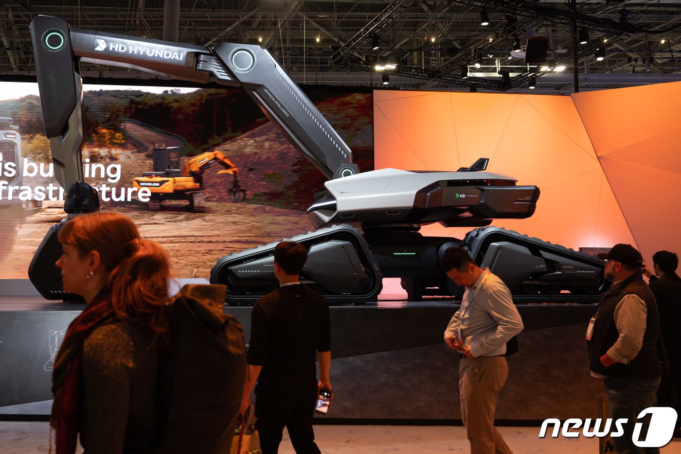 본문 이미지 - 세계 최대 가전·IT(정보기술) 전시회 'CES 2024' 개막 첫 날인 9일(현지시간) 미국 네바다주 라스베이거스 컨벤션센터(LVCC)에 마련된 HD현대 전시관에 굴착기가 전시돼 있다. 2024.1.10/뉴스1 ⓒ News1 이재명 기자