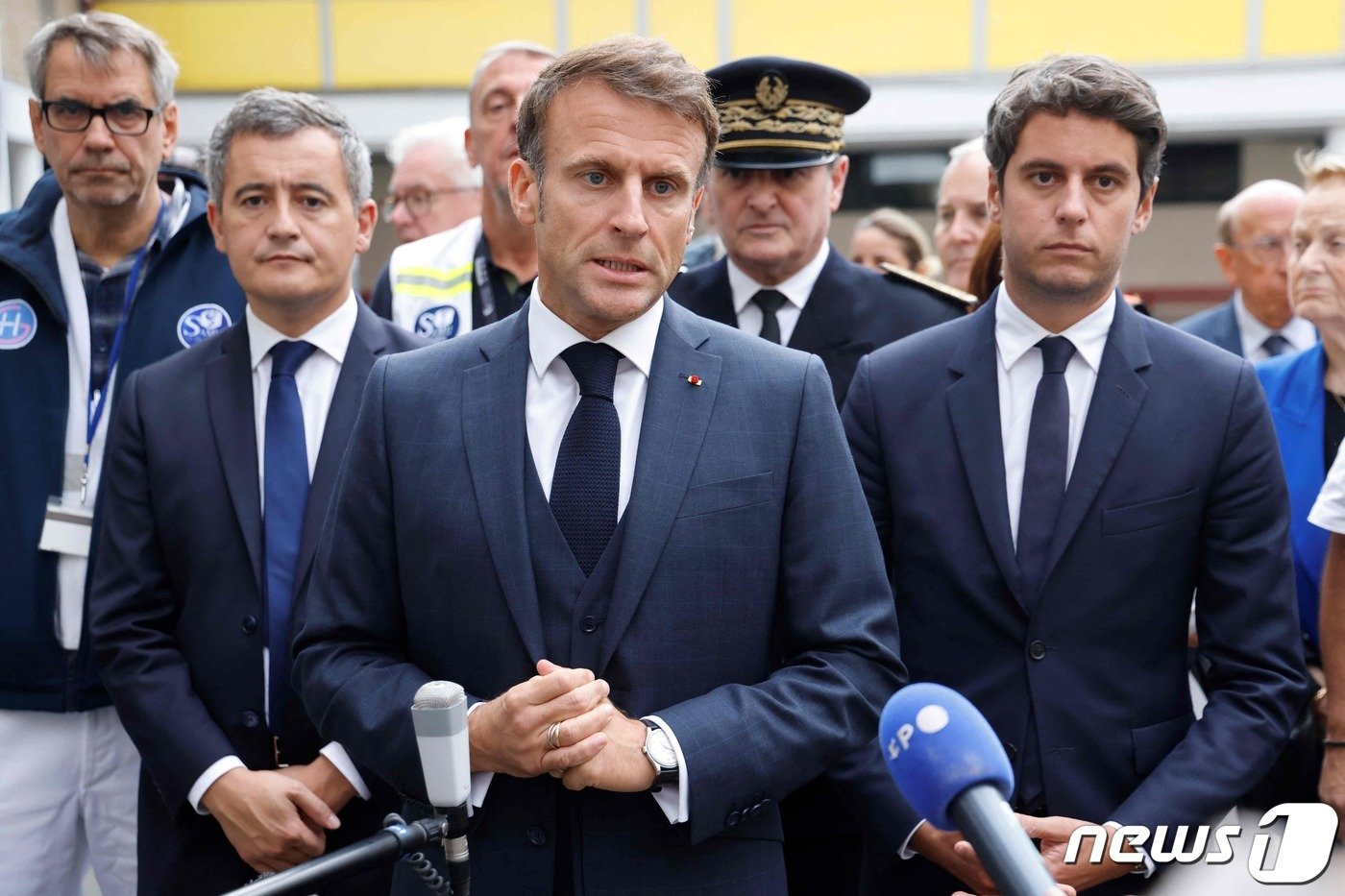 본문 이미지 - 에마뉘엘 마크롱 프랑스 대통령이 지난해 10월 흉기 난동이 벌어진 북동부 도시 아라스의 고등학교를 방문해 기자들과 이야기를 나누고 있다. 마크롱 대통령 오른편에 있던 가브리엘 아탈 교육부 장관은 9일(현지시간) 신임 총리로 임명됐다. 2024.1.9. ⓒ AFP=뉴스1 ⓒ News1 김성식 기자