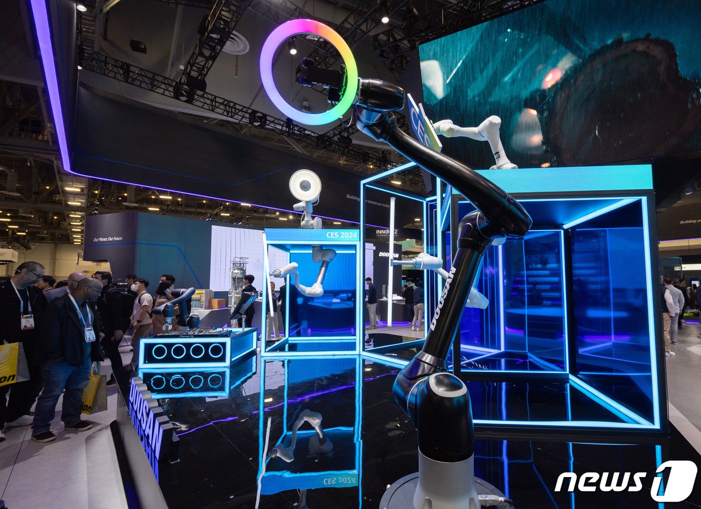 본문 이미지 - 세계 최대 가전·IT(정보기술) 전시회 'CES 2024' 개막 첫 날인 9일(현지시간) 미국 네바다주 라스베이거스 컨벤션센터(LVCC) 웨스트홀에 마련된 두산 전시관을 찾은 관람객들이 다양한 로봇을 살펴보고 있다. 2024.1.10/뉴스1 ⓒ News1 이재명 기자