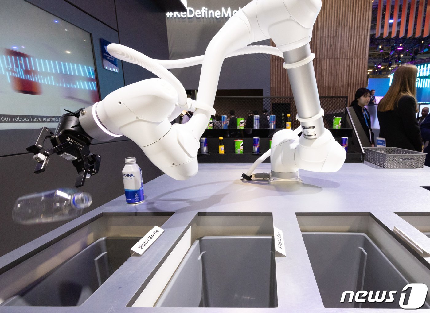 본문 이미지 - 세계 최대 가전·IT(정보기술) 전시회 'CES 2024' 개막 첫 날인 9일(현지시간) 미국 네바다주 라스베이거스 컨벤션센터(LVCC) 웨스트홀에 마련된 두산 전시관을 찾은 관람객들이 머신러닝 기반 재활용품 분류 솔루션 '오스카 더 소터'를 살펴보고 있다. 2024.1.10/뉴스1 ⓒ News1 이재명 기자